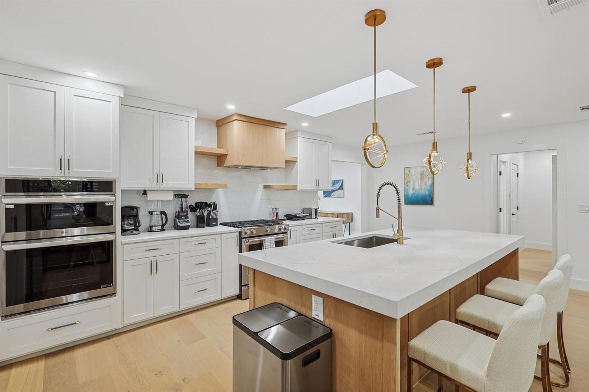Holiday home 3-bd 3-ba Ft Backyard W Deck & Firepit Dallas