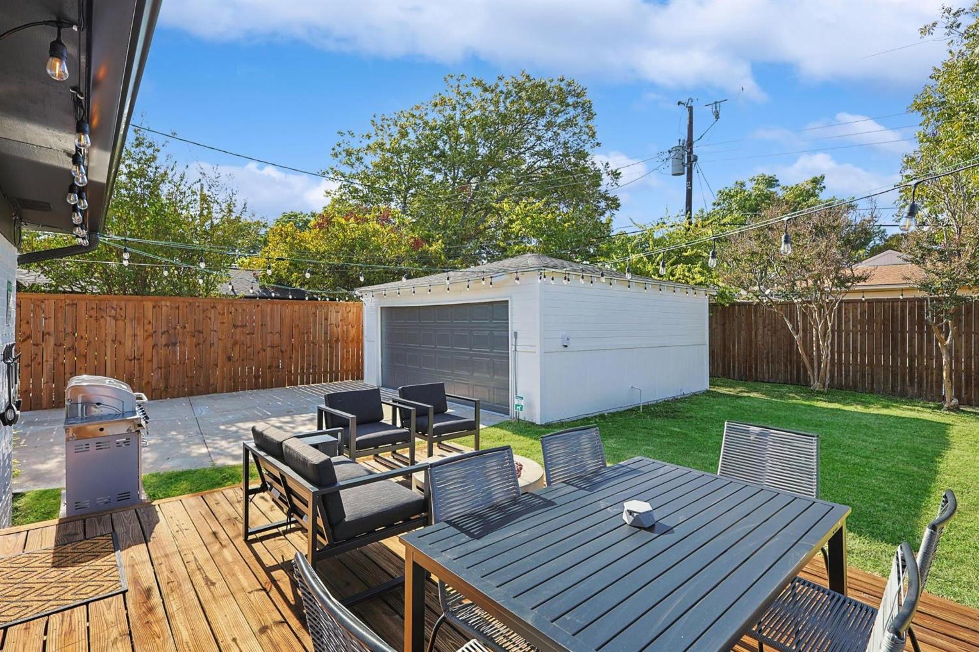 Holiday home 3-bd 3-ba Ft Backyard W Deck & Firepit Dallas