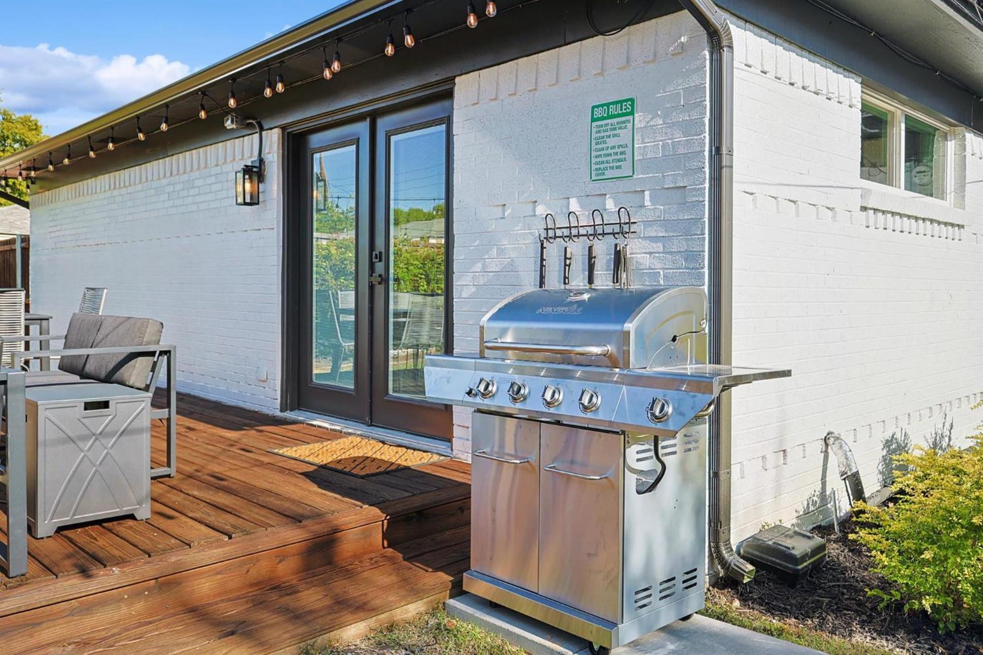 3-bd 3-ba Ft Backyard W Deck & Firepit Holiday home
