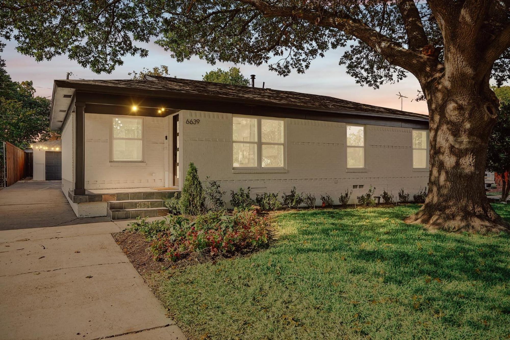 3-bd 3-ba Ft Backyard W Deck & Firepit Holiday home *