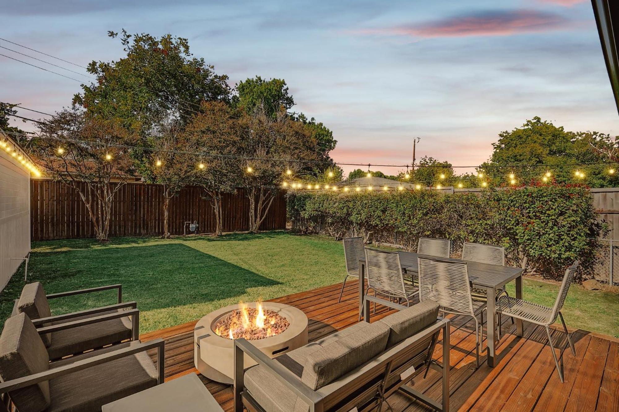3-bd 3-ba Ft Backyard W Deck & Firepit Holiday home Dallas