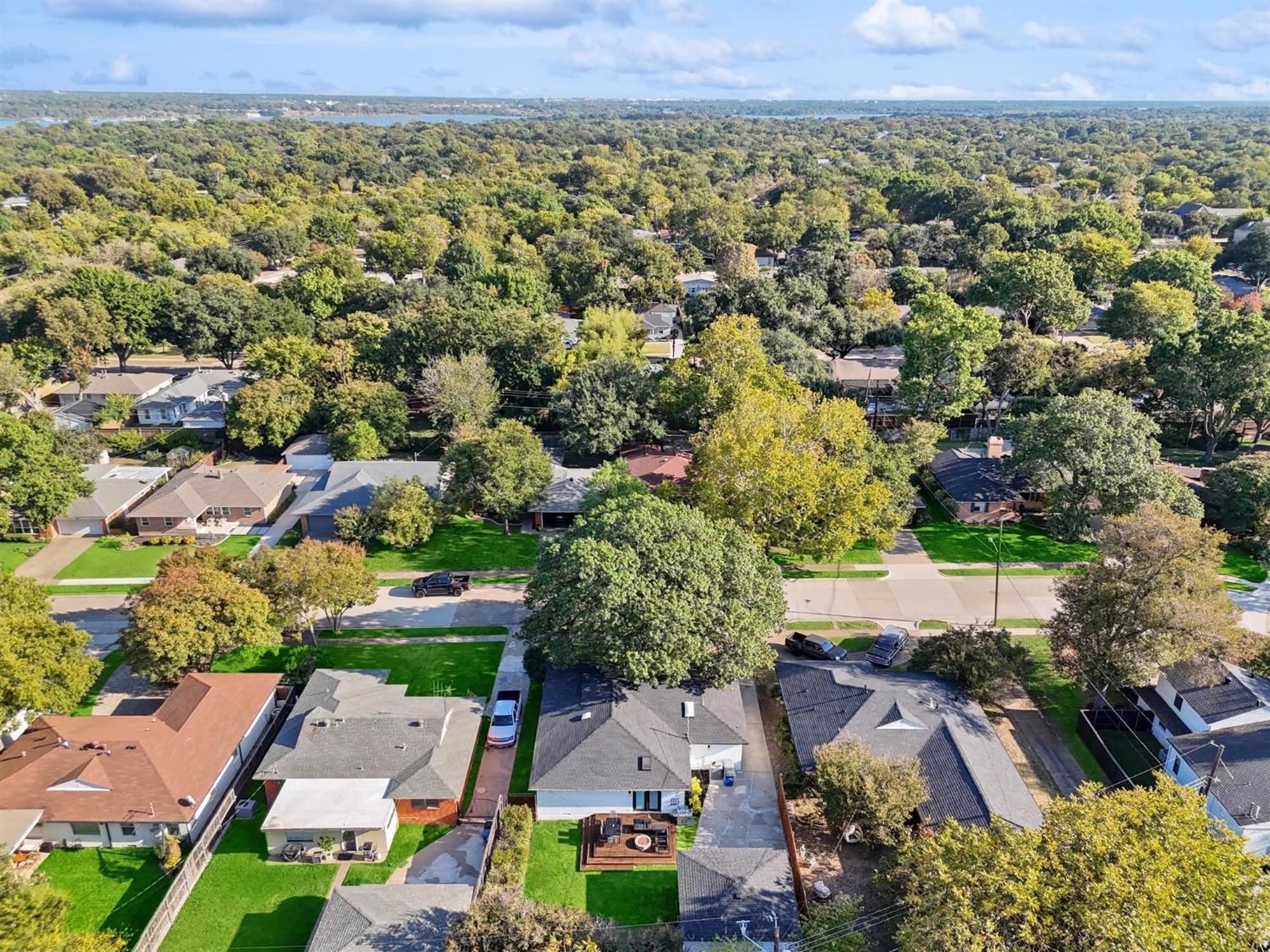3-bd 3-ba Ft Backyard W Deck & Firepit Holiday home *