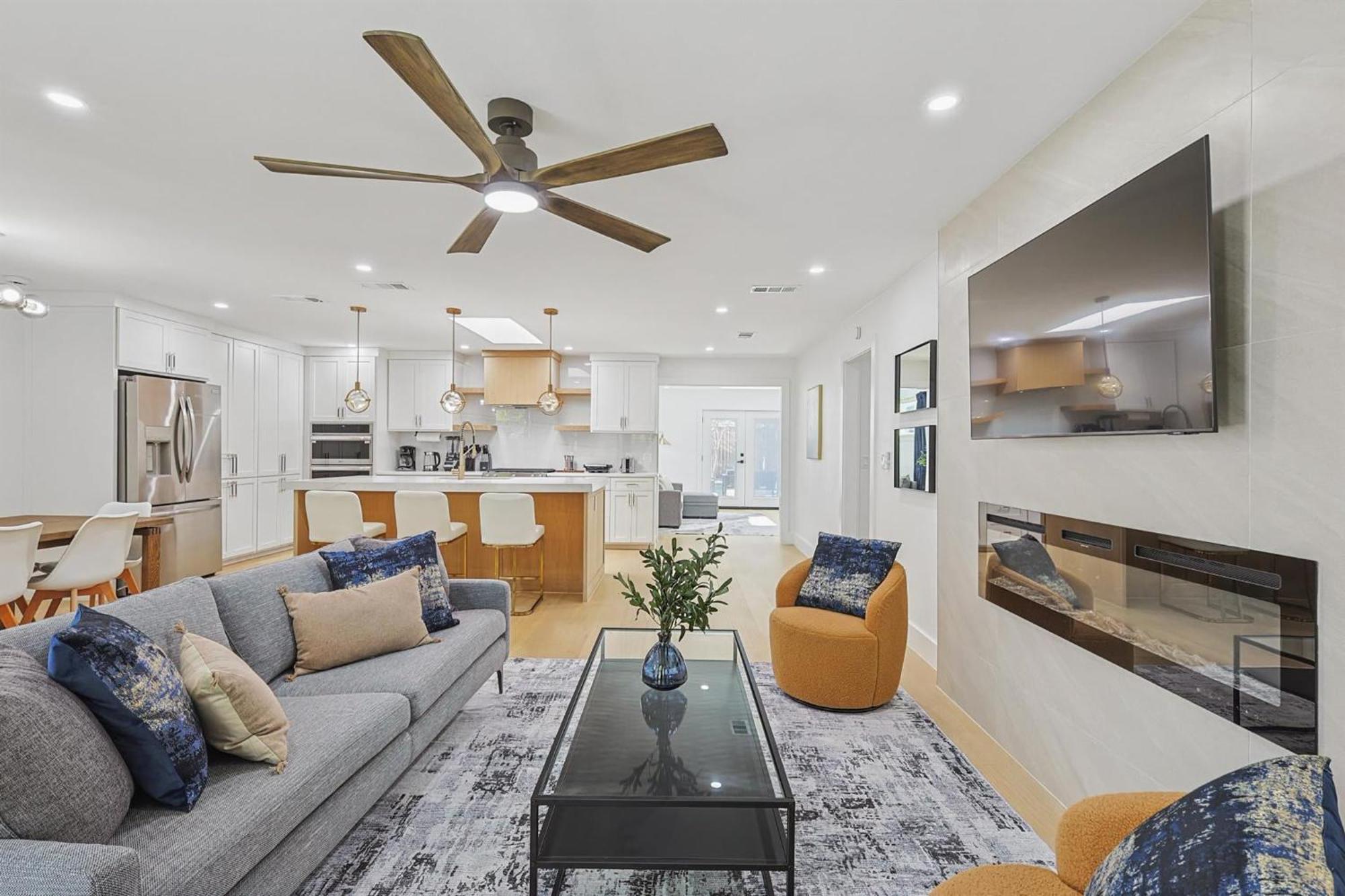 3-bd 3-ba Ft Backyard W Deck & Firepit Holiday home Dallas