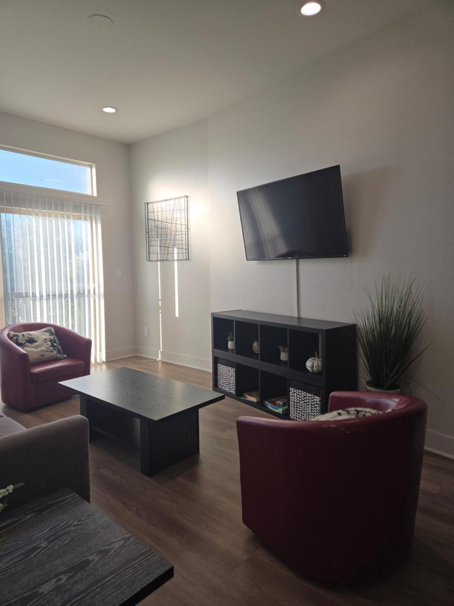 Downtown 2bd Free Parking
