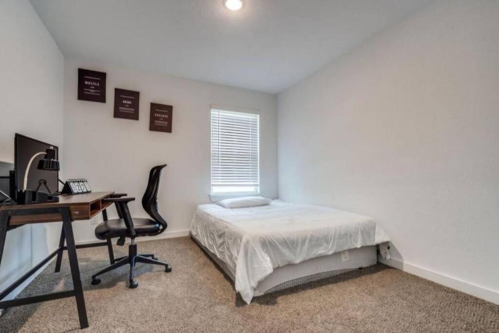 Mins From Downtown Cool Indoor Games Work Space * Dallas