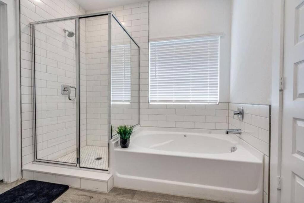 Mins From Downtown Cool Indoor Games Work Space Holiday home