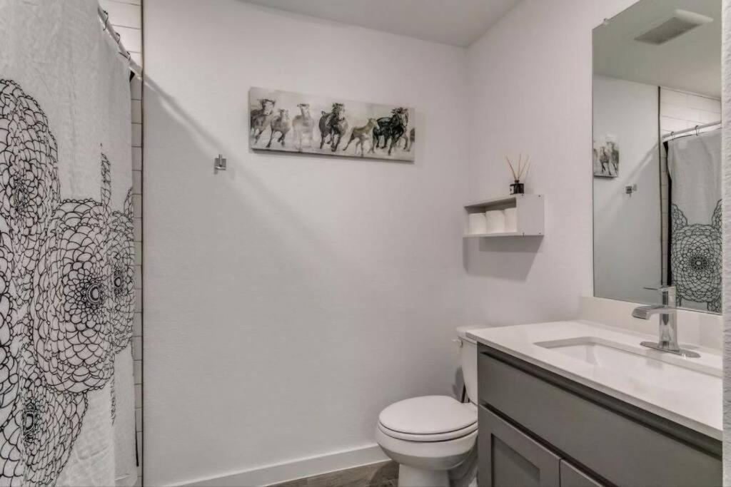 Mins From Downtown Cool Indoor Games Work Space Holiday home