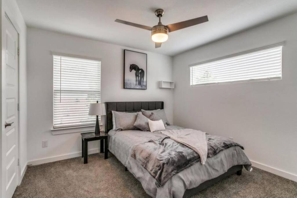 Holiday home Mins From Downtown Cool Indoor Games Work Space Dallas