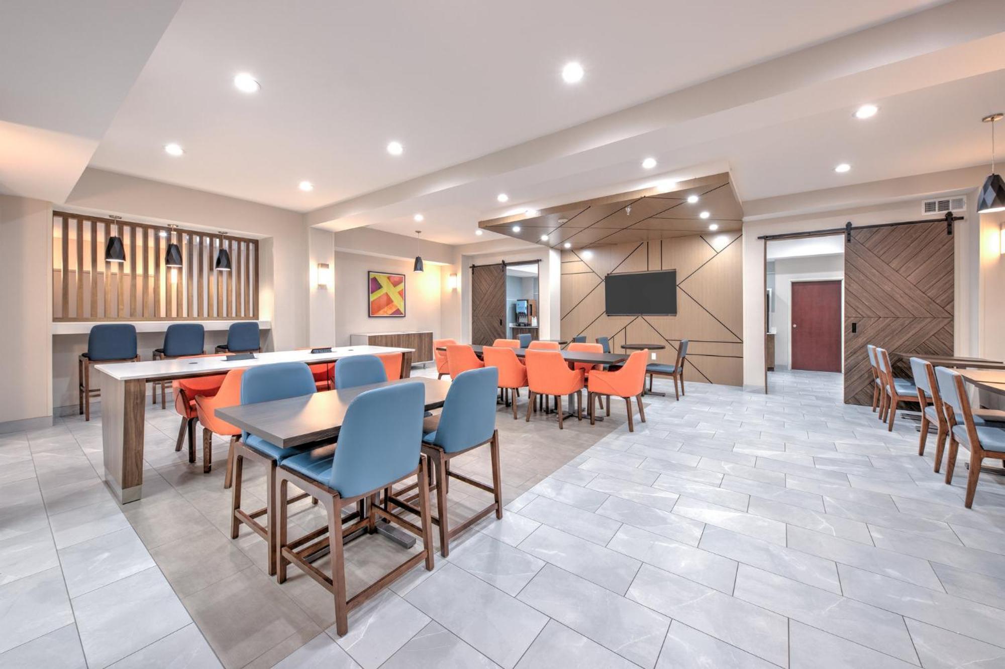 Express & West By Ihg Hotel