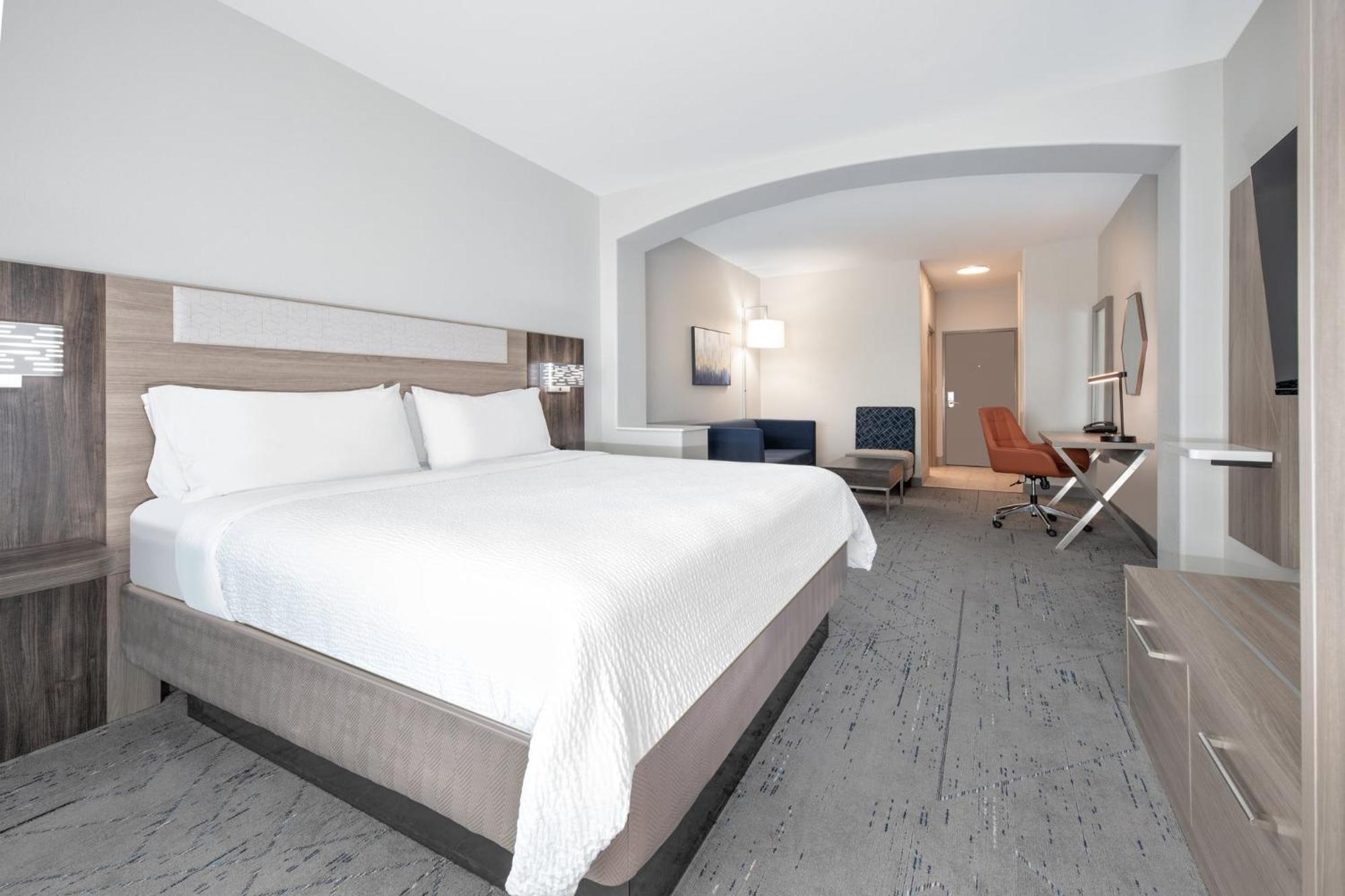 Express & West By Ihg Hotel 3*
