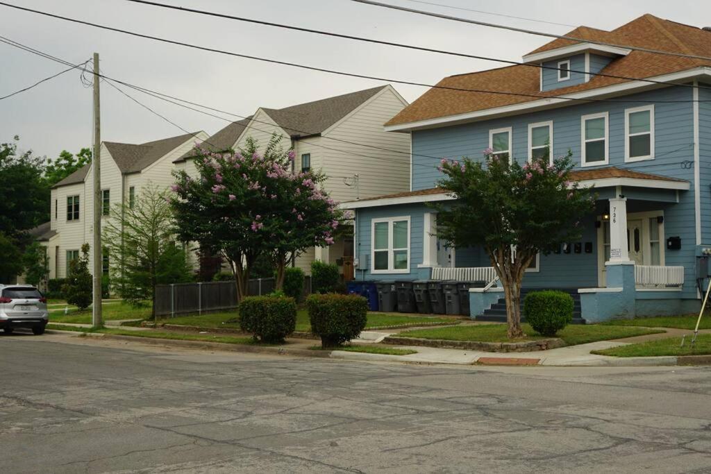 Beautiful Bishop Arts 2 Bedroom Apartment *
