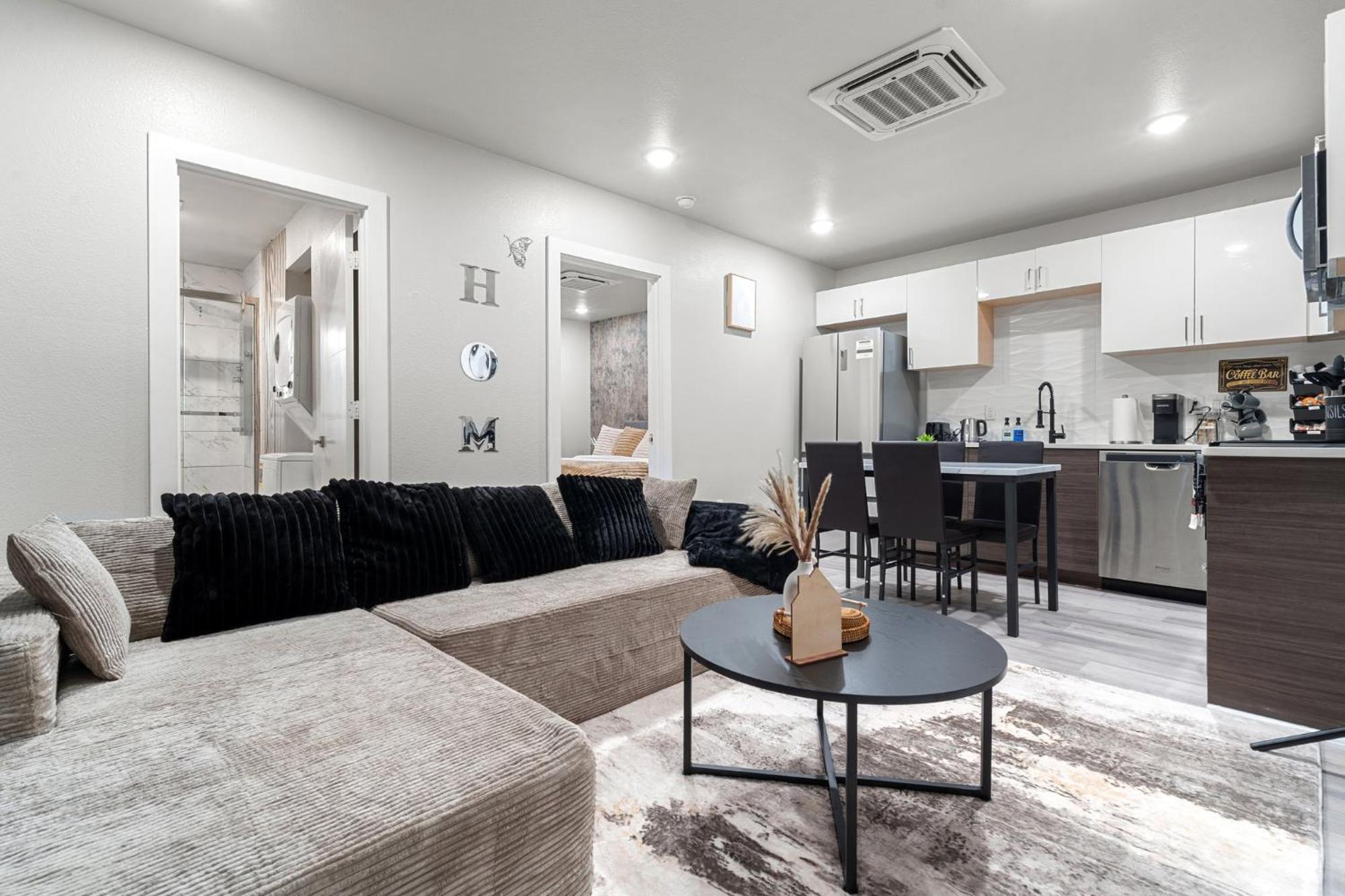 Elegant King Near Downtown Apartment *