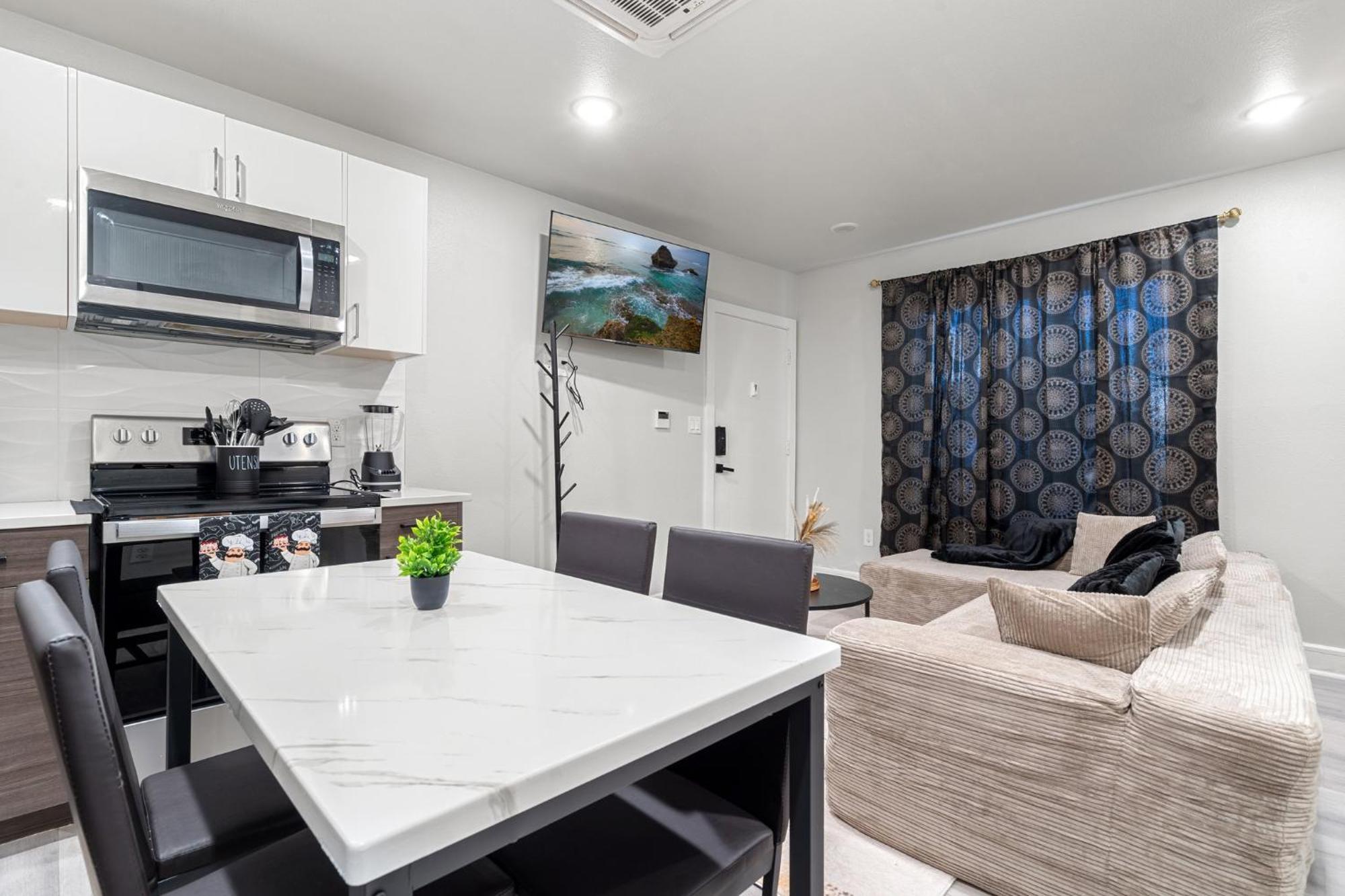 Elegant King Near Downtown Apartment *