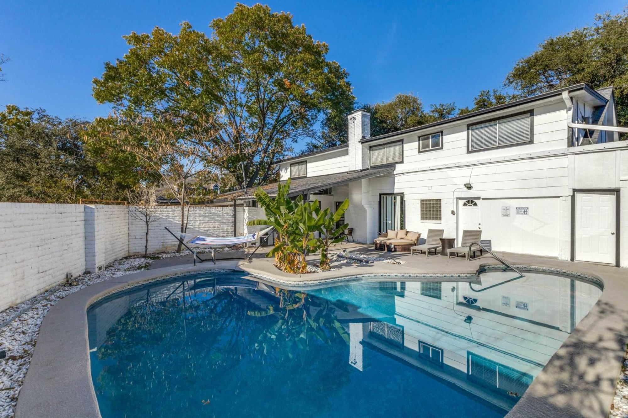 Stunning 5br 2ba With Private Pool And Cinema Holiday home Dallas