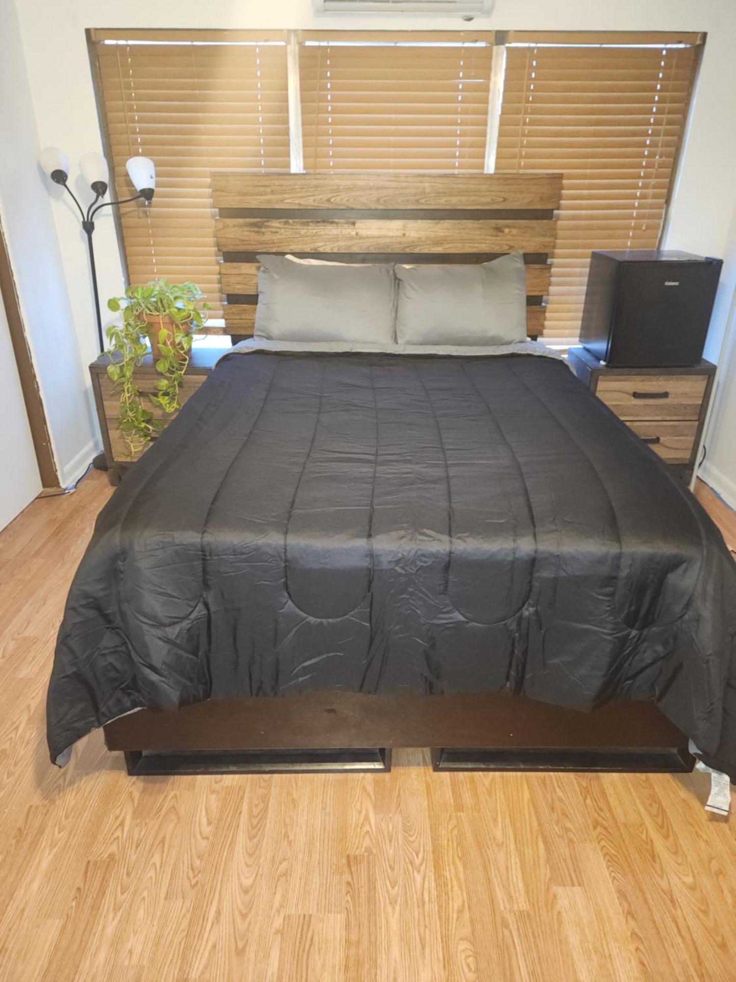 Comfy Spacious Private 1 With Attached Bath Holiday home Dallas