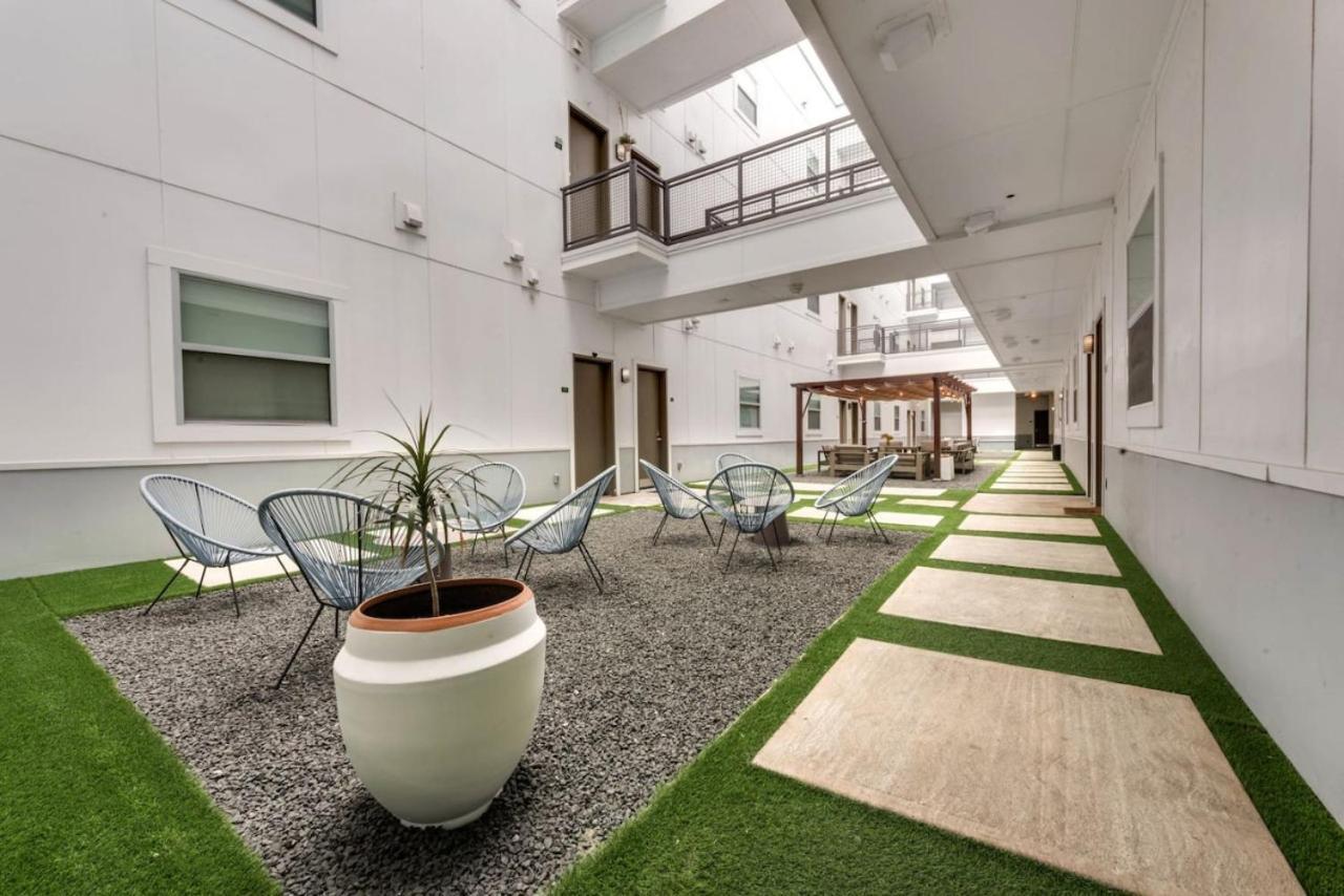 Apartment Sleek Loft Style 2br I Gym I Parking I Workspace *