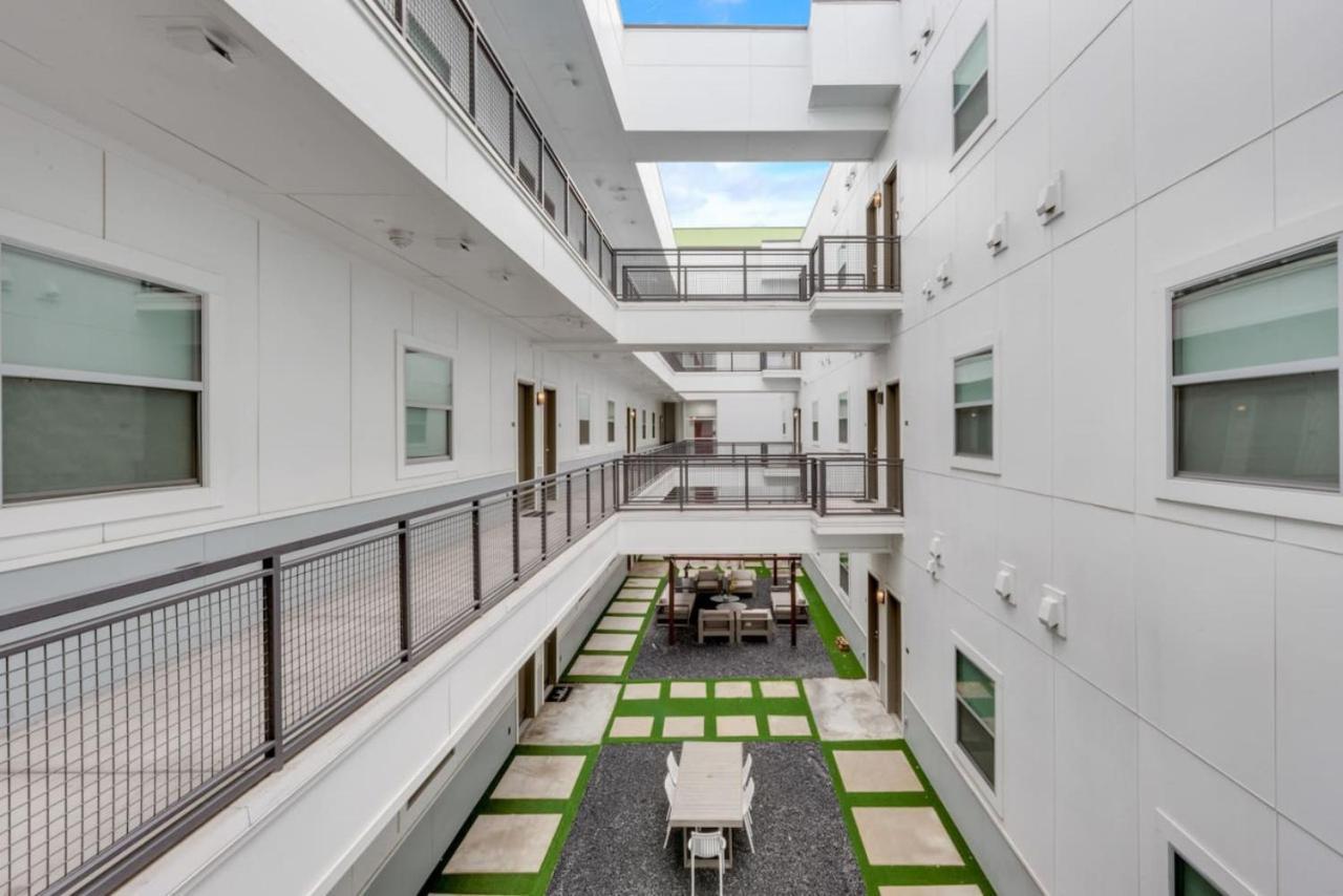 Sleek Loft Style 2br I Gym I Parking I Workspace