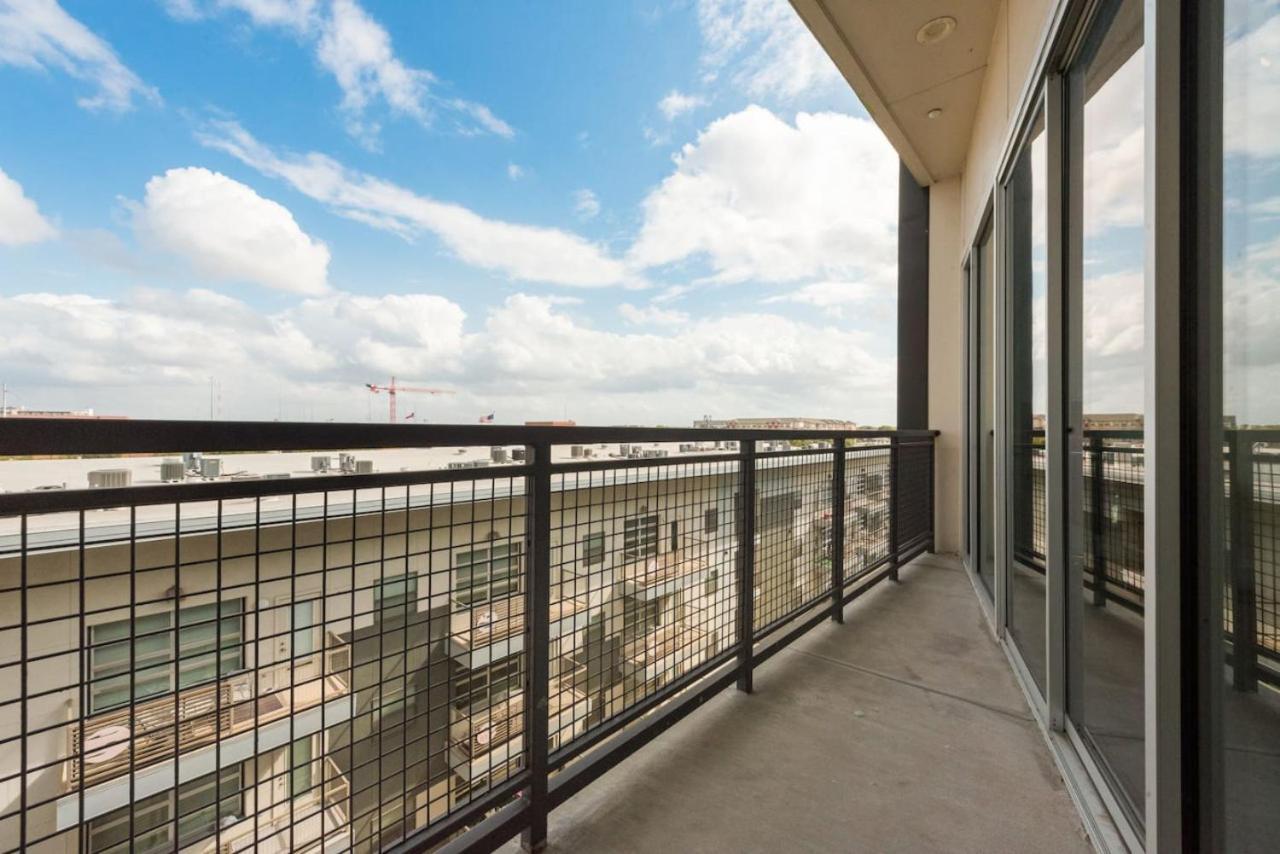 Apartment Sleek Loft Style 2br I Gym I Parking I Workspace