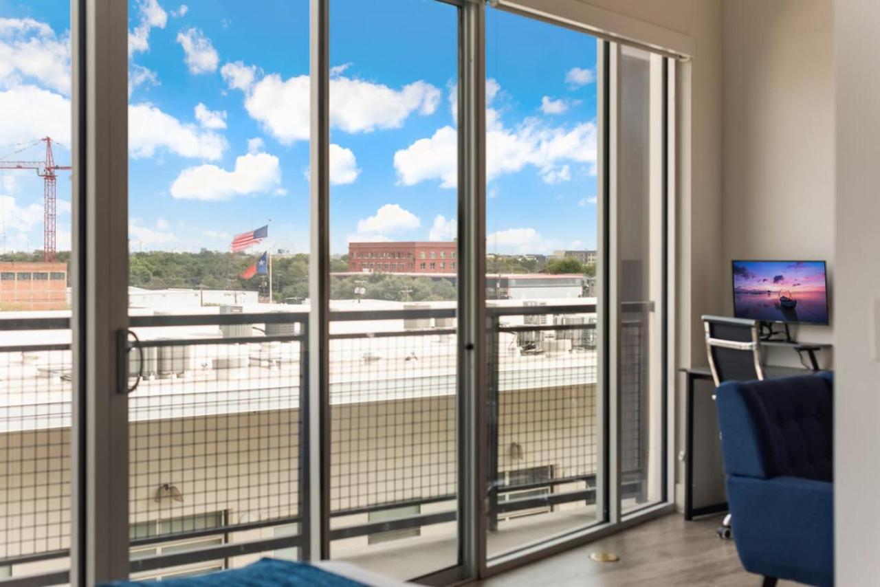 Sleek Loft Style 2br I Gym I Parking I Workspace *