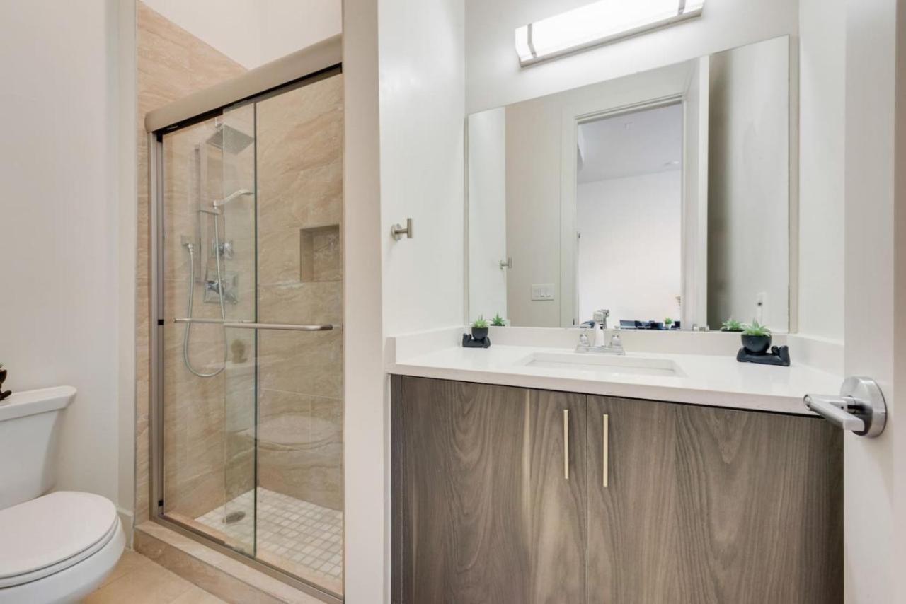 Sleek Loft Style 2br I Gym I Parking I Workspace * Dallas