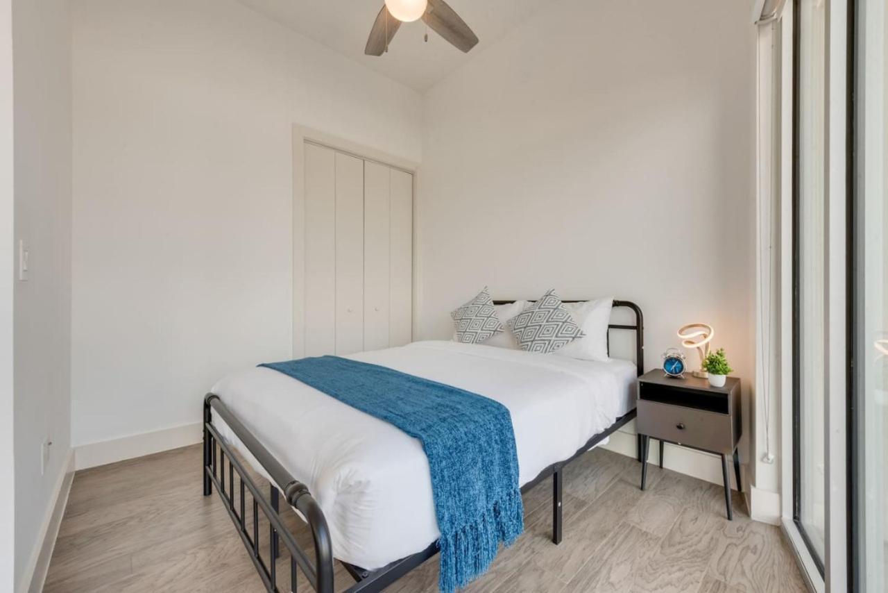 Sleek Loft Style 2br I Gym I Parking I Workspace Apartment *