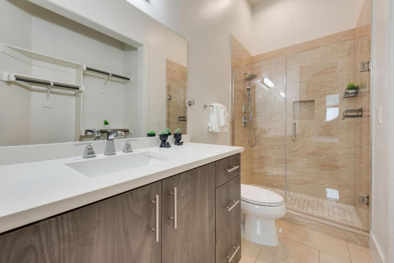 Apartment Sleek Loft Style 2br I Gym I Parking I Workspace *