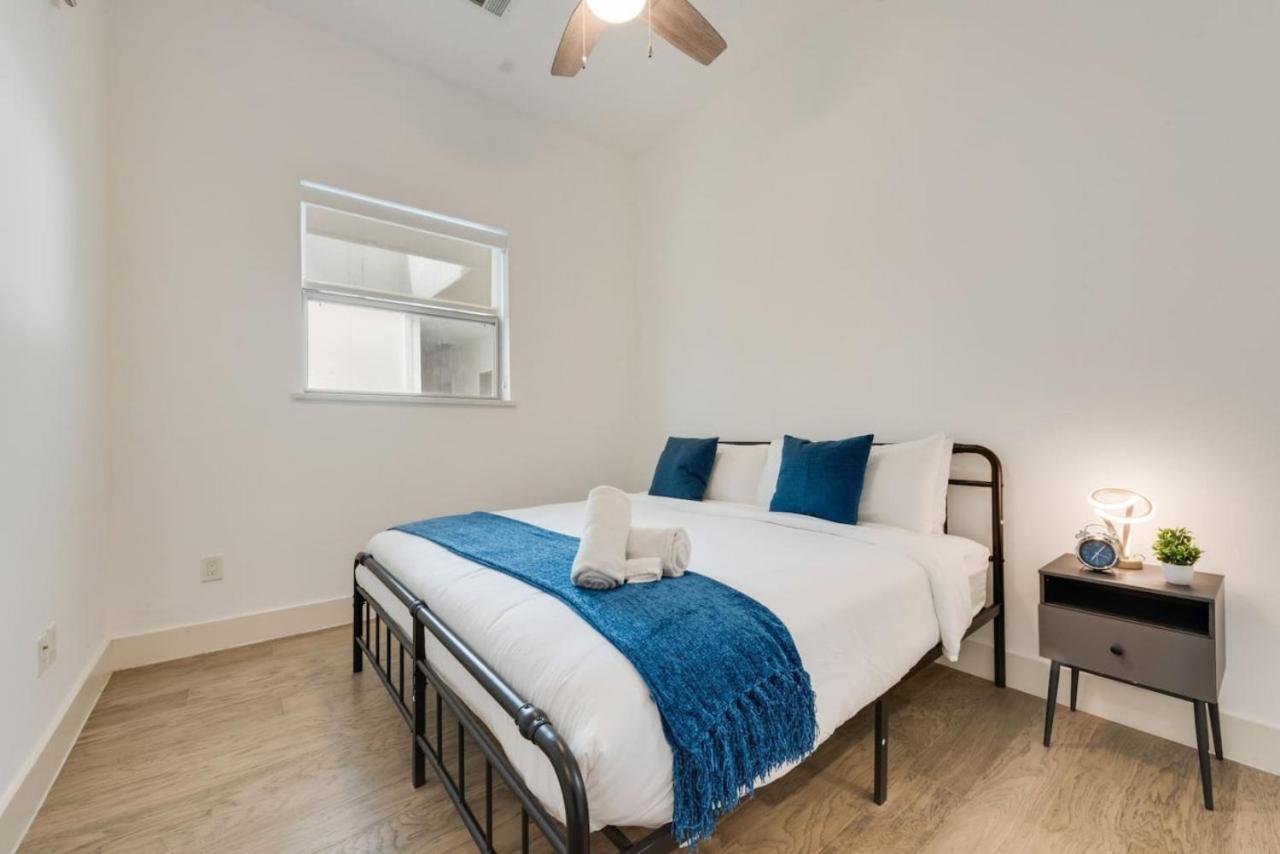 Sleek Loft Style 2br I Gym I Parking I Workspace Apartment Dallas