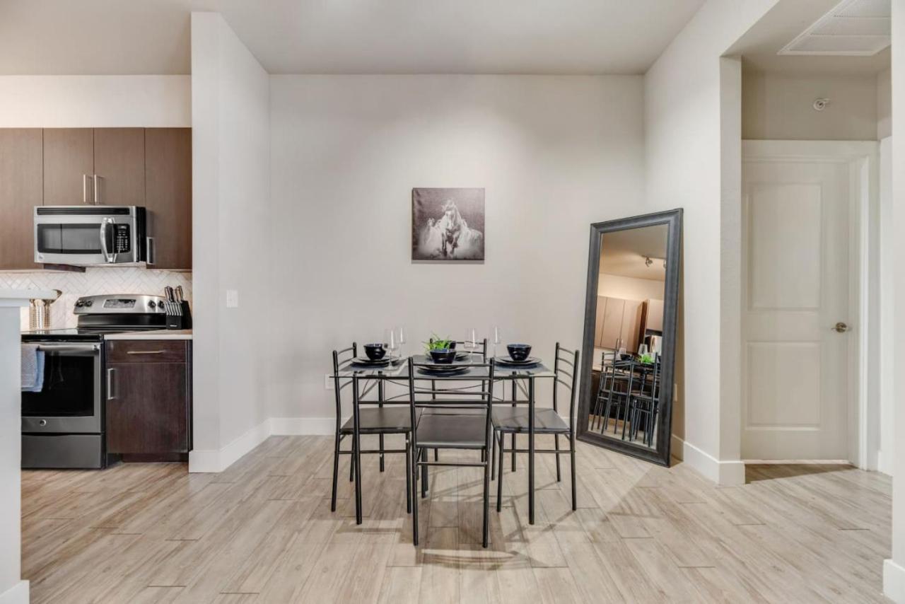 2br I Pool I Gym I Free Parking I Workspace Apartment
