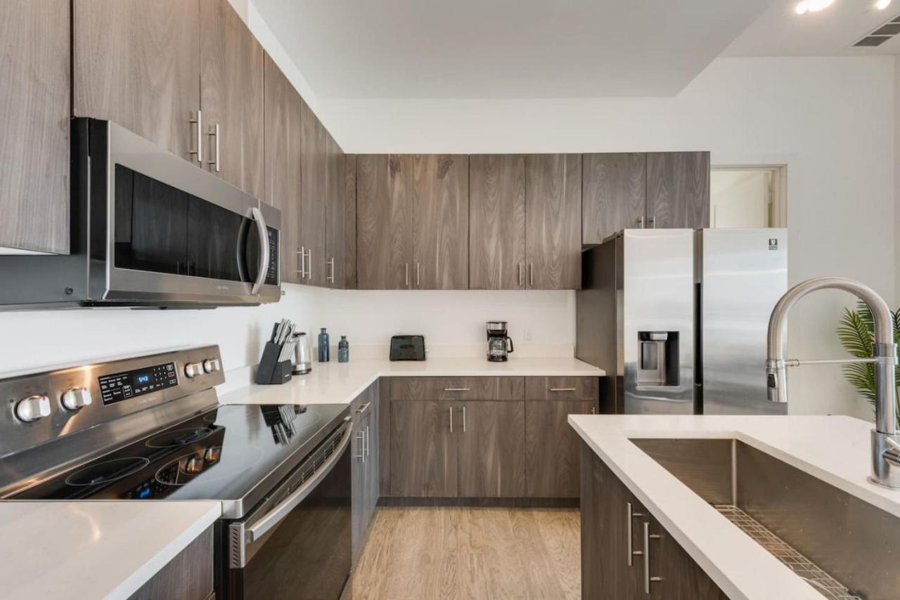 Apartment Sleek Loft Style 2br I Gym I Parking I Workspace