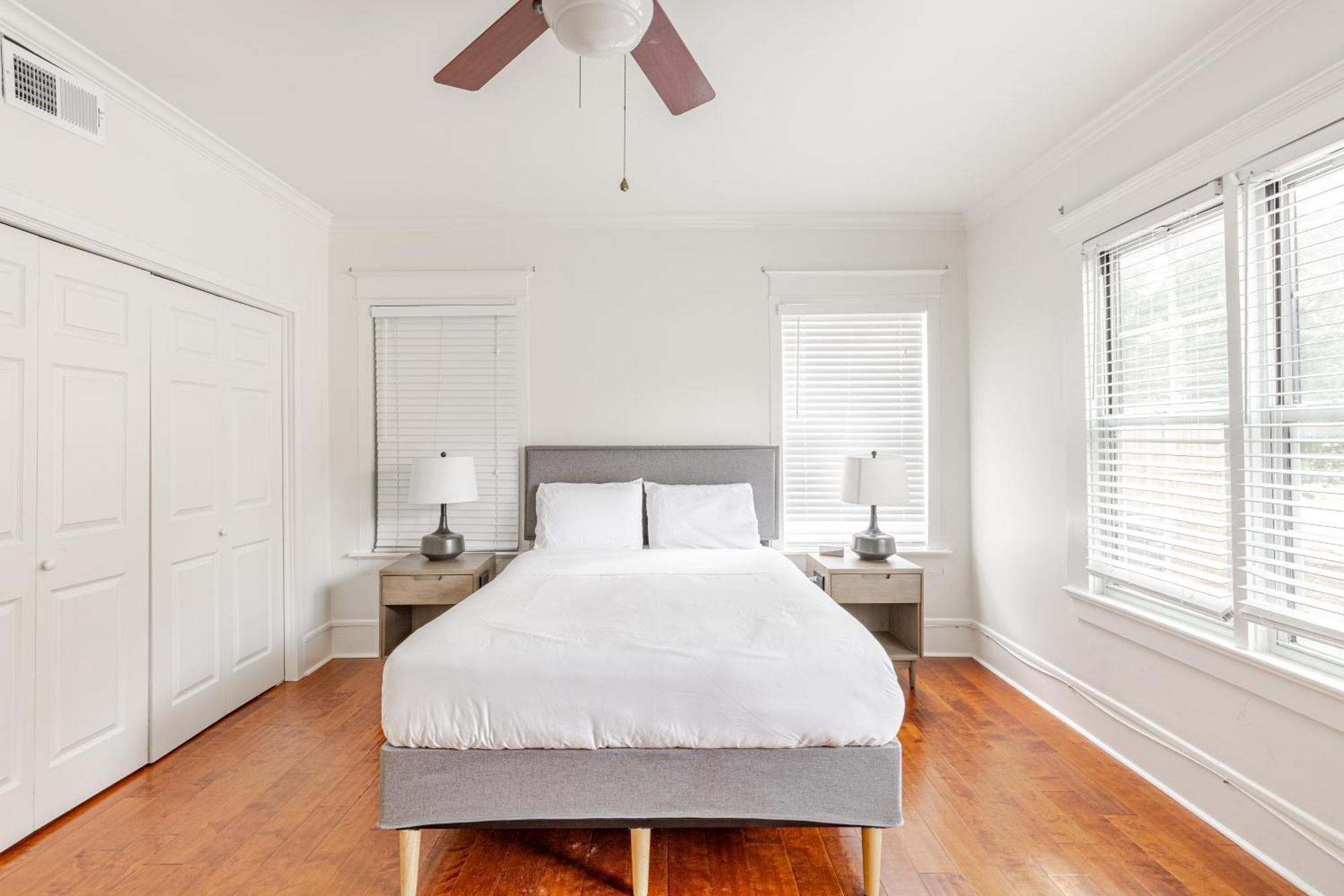 Holiday home Charming 4br Duplex In Oak Lawn Private Backyard