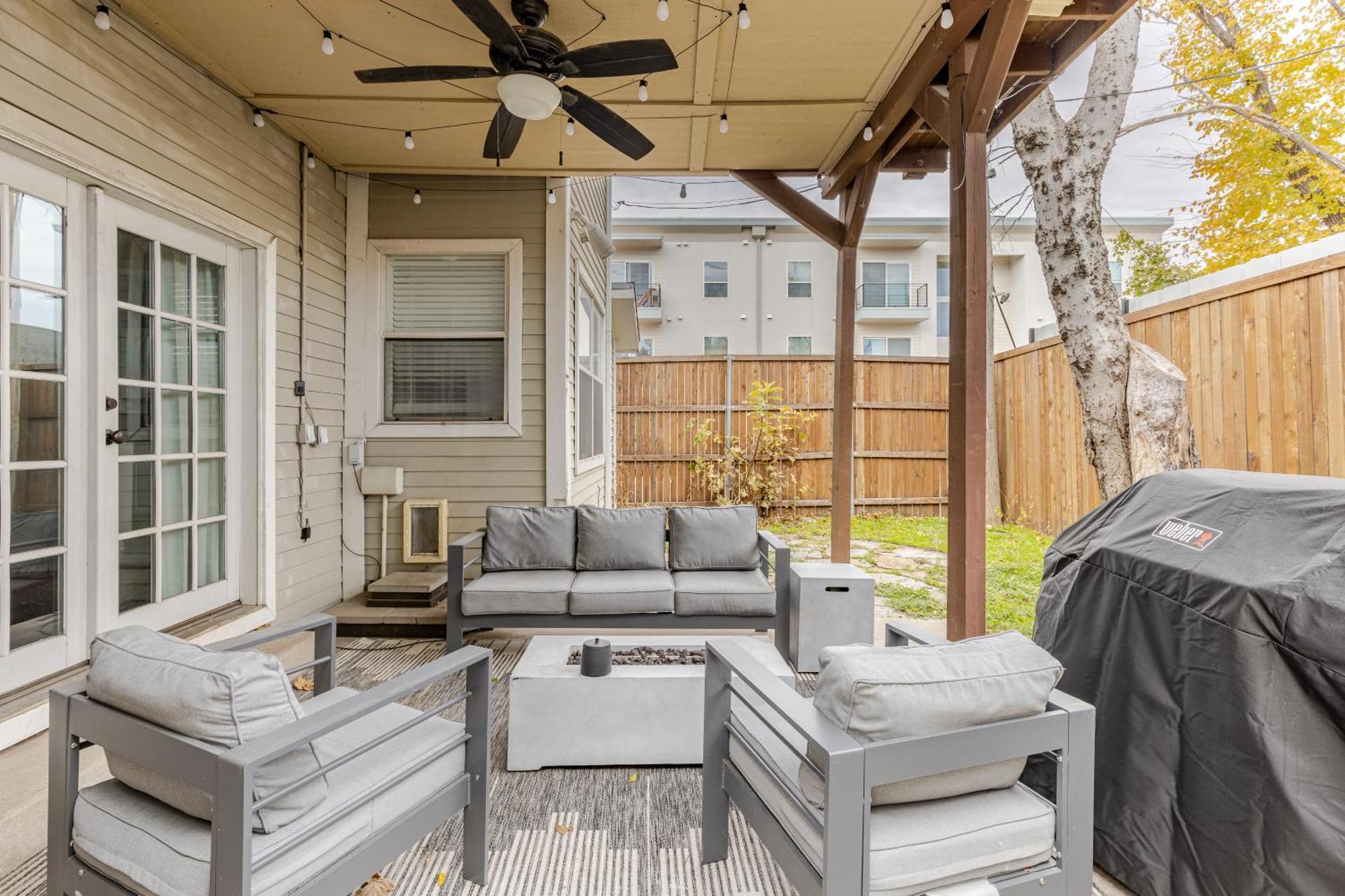 Charming 4br Duplex In Oak Lawn Private Backyard Holiday home *