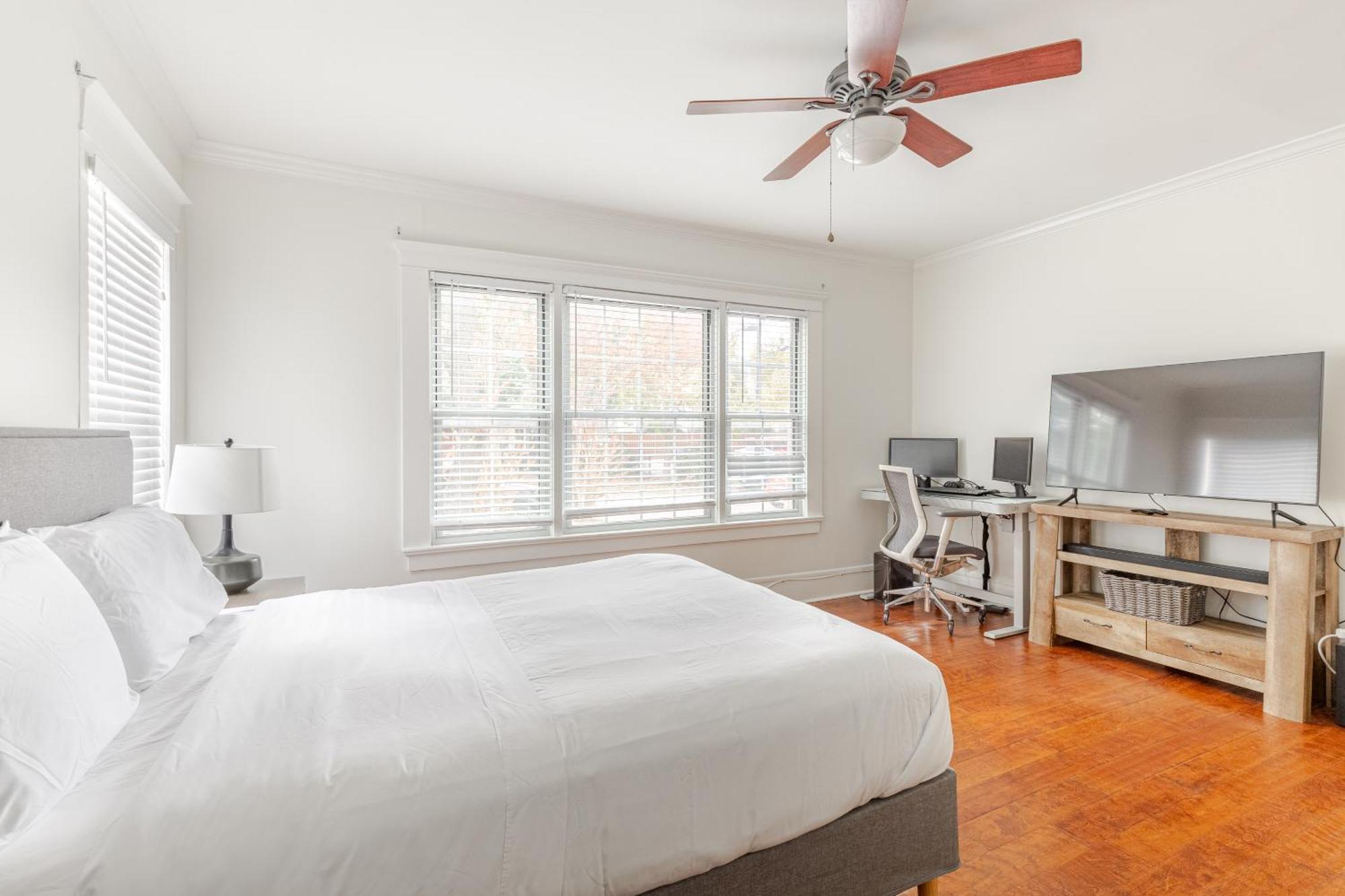 Holiday home Charming 4br Duplex In Oak Lawn Private Backyard