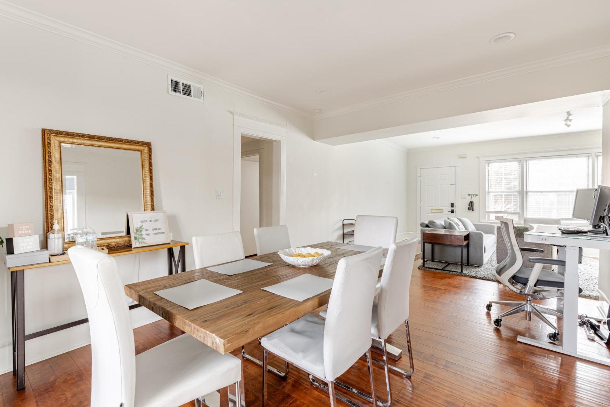 Charming 4br Duplex In Oak Lawn Private Backyard
