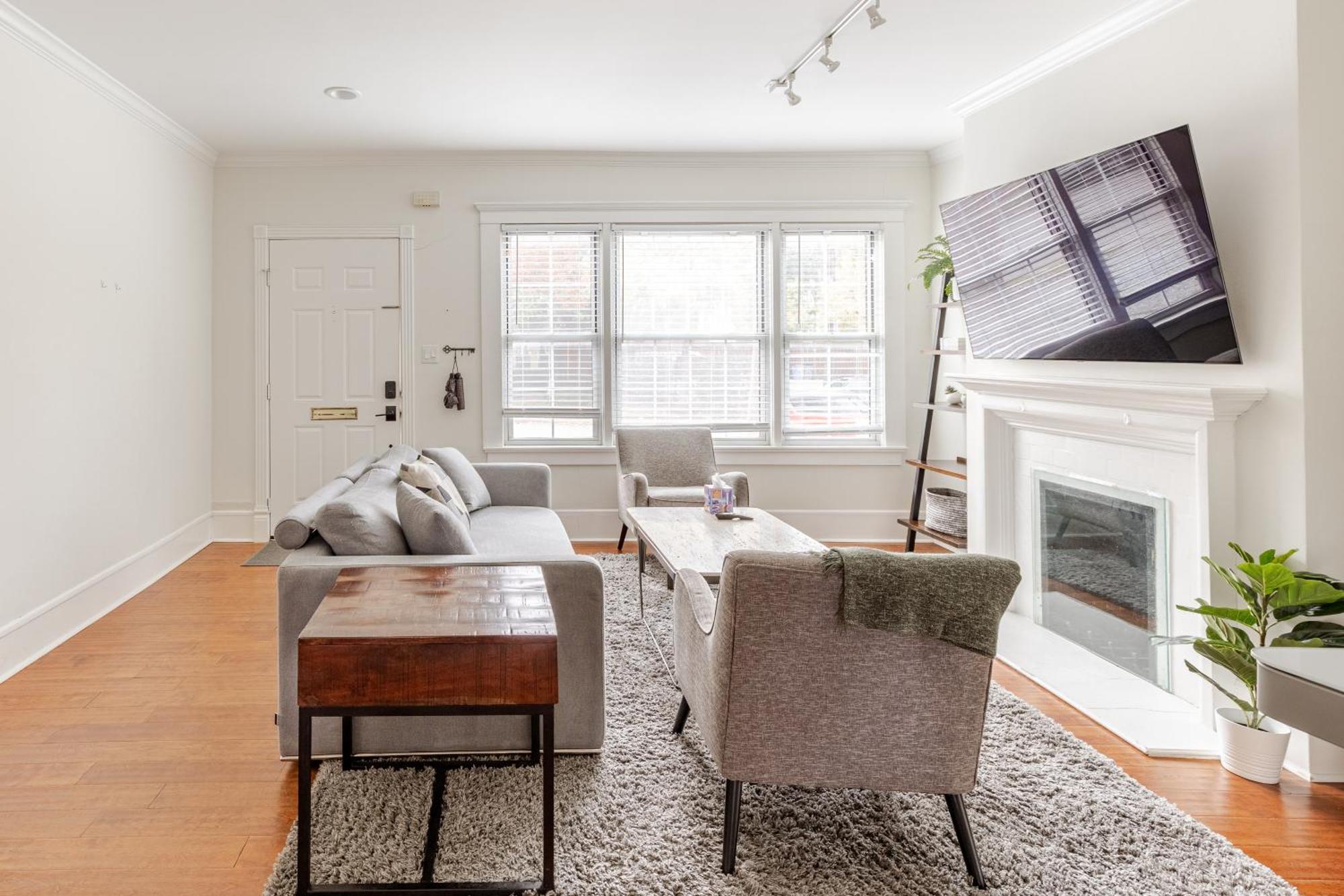 Holiday home Charming 4br Duplex In Oak Lawn Private Backyard *
