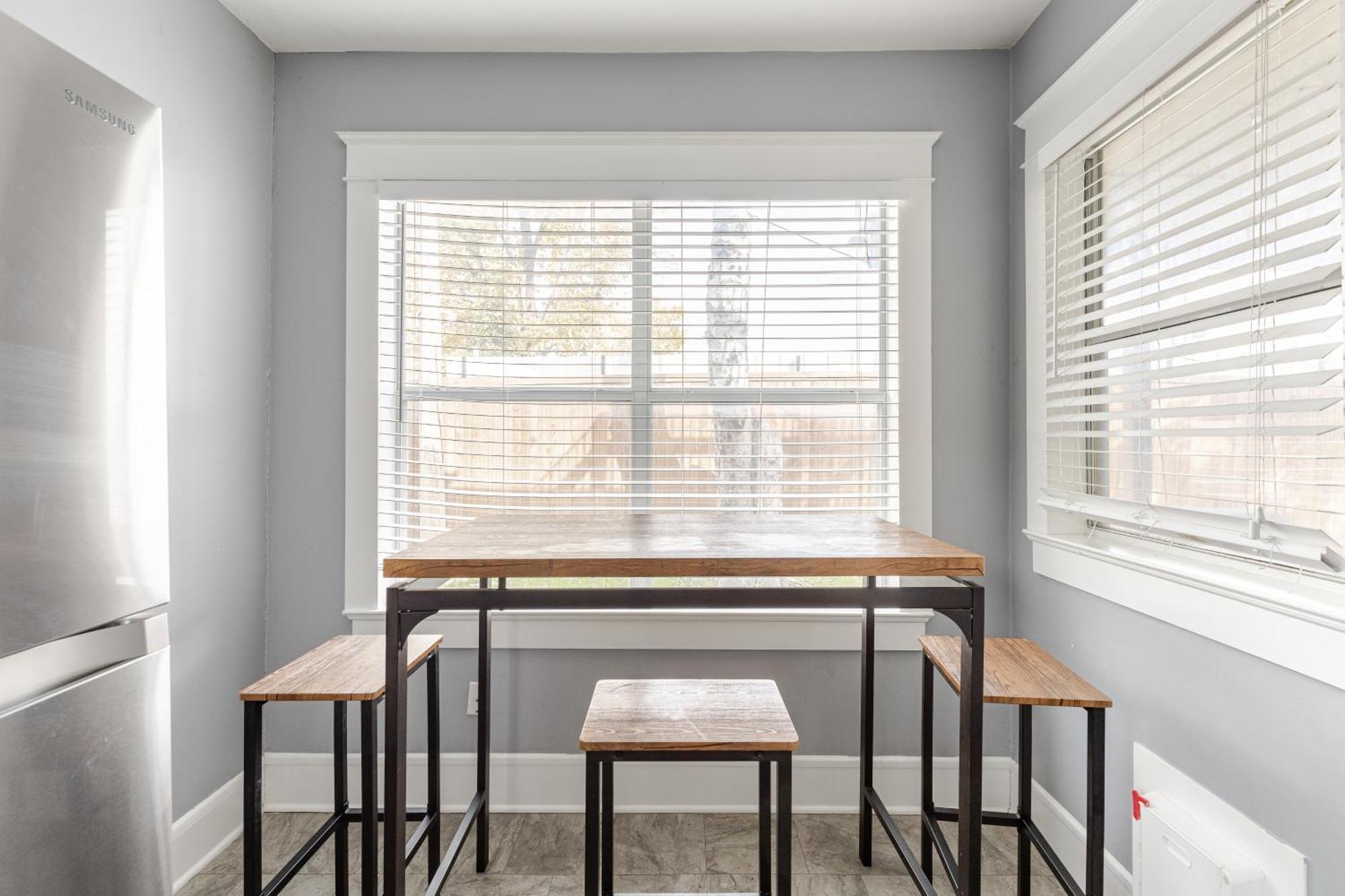 Charming 4br Duplex In Oak Lawn Private Backyard *