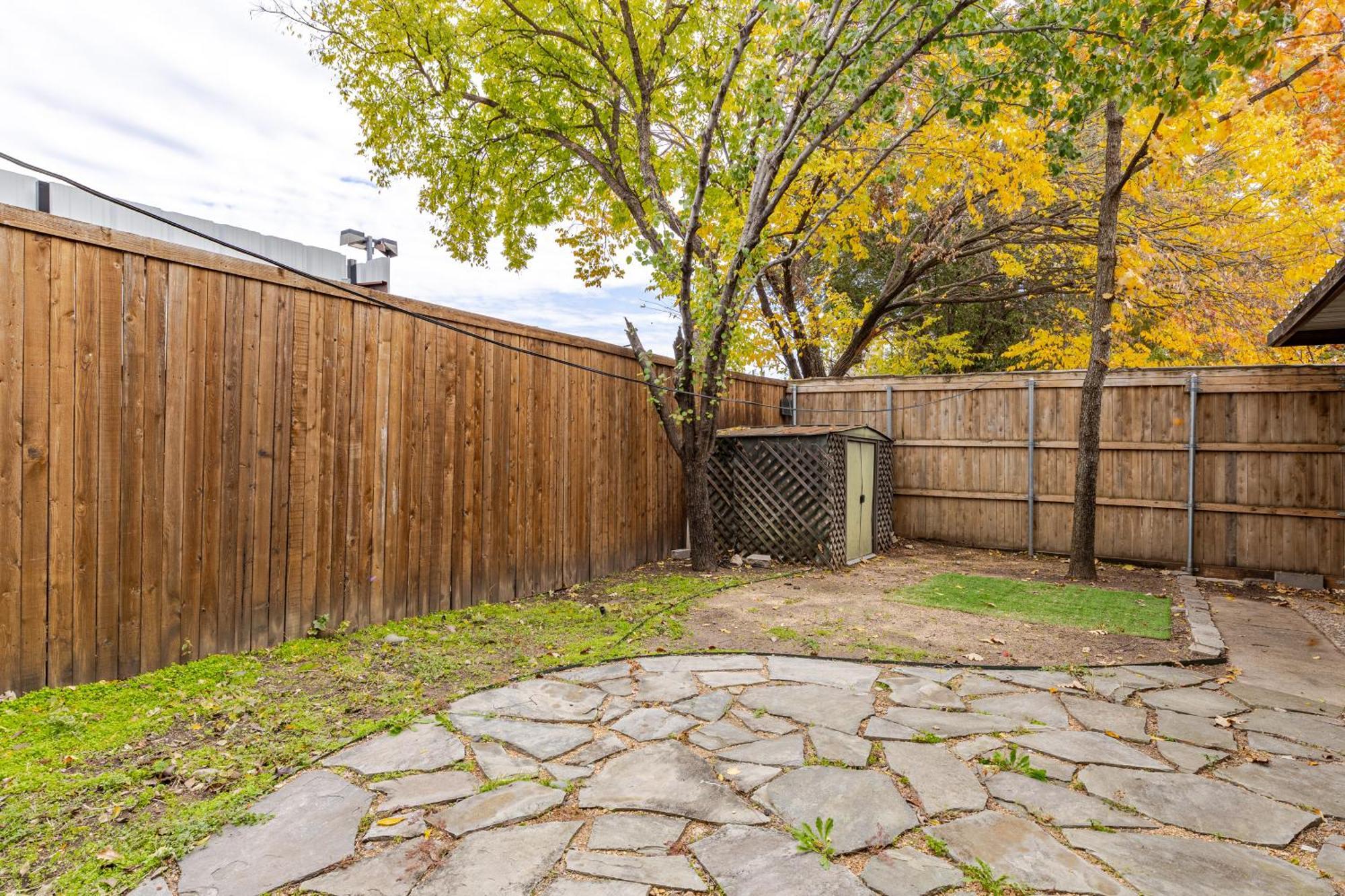 Charming 4br Duplex In Oak Lawn Private Backyard