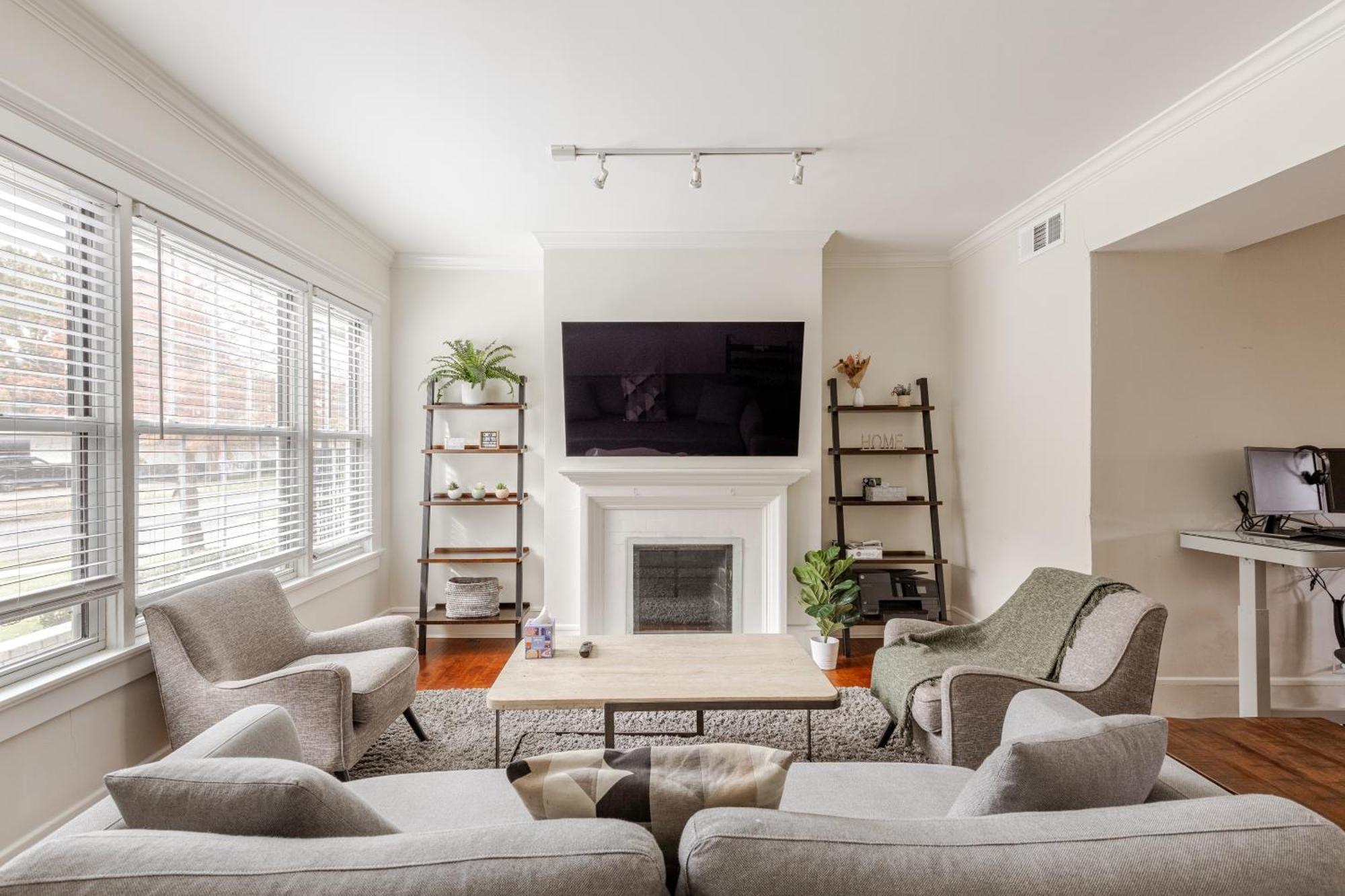 Holiday home Charming 4br Duplex In Oak Lawn Private Backyard