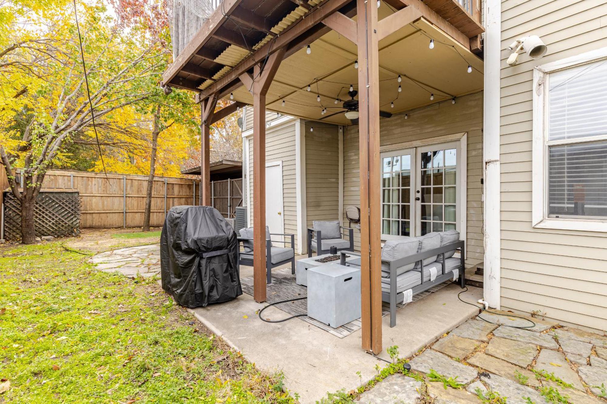 Holiday home Charming 4br Duplex In Oak Lawn Private Backyard
