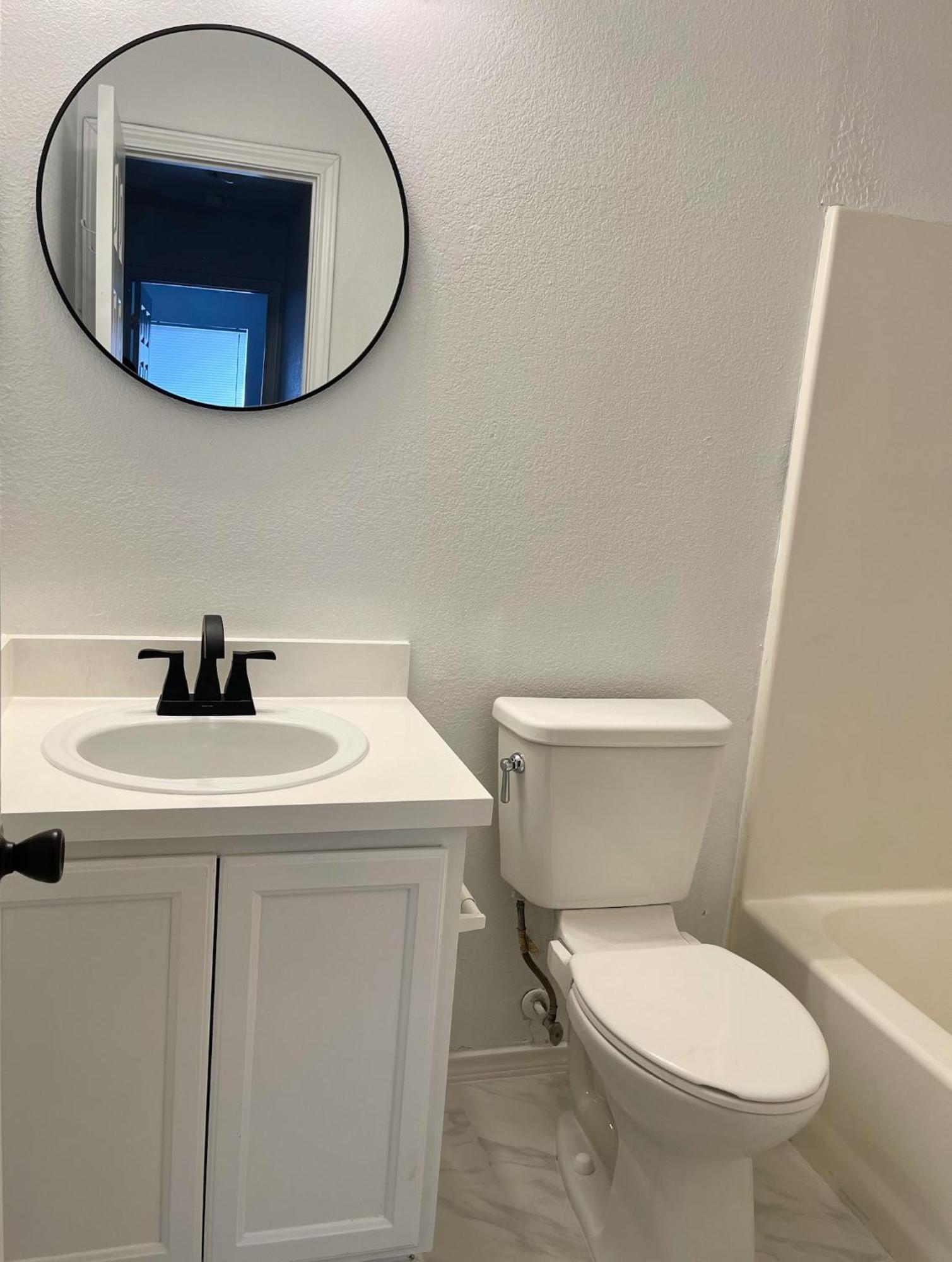 Private Near Downtown 30 Guest house *