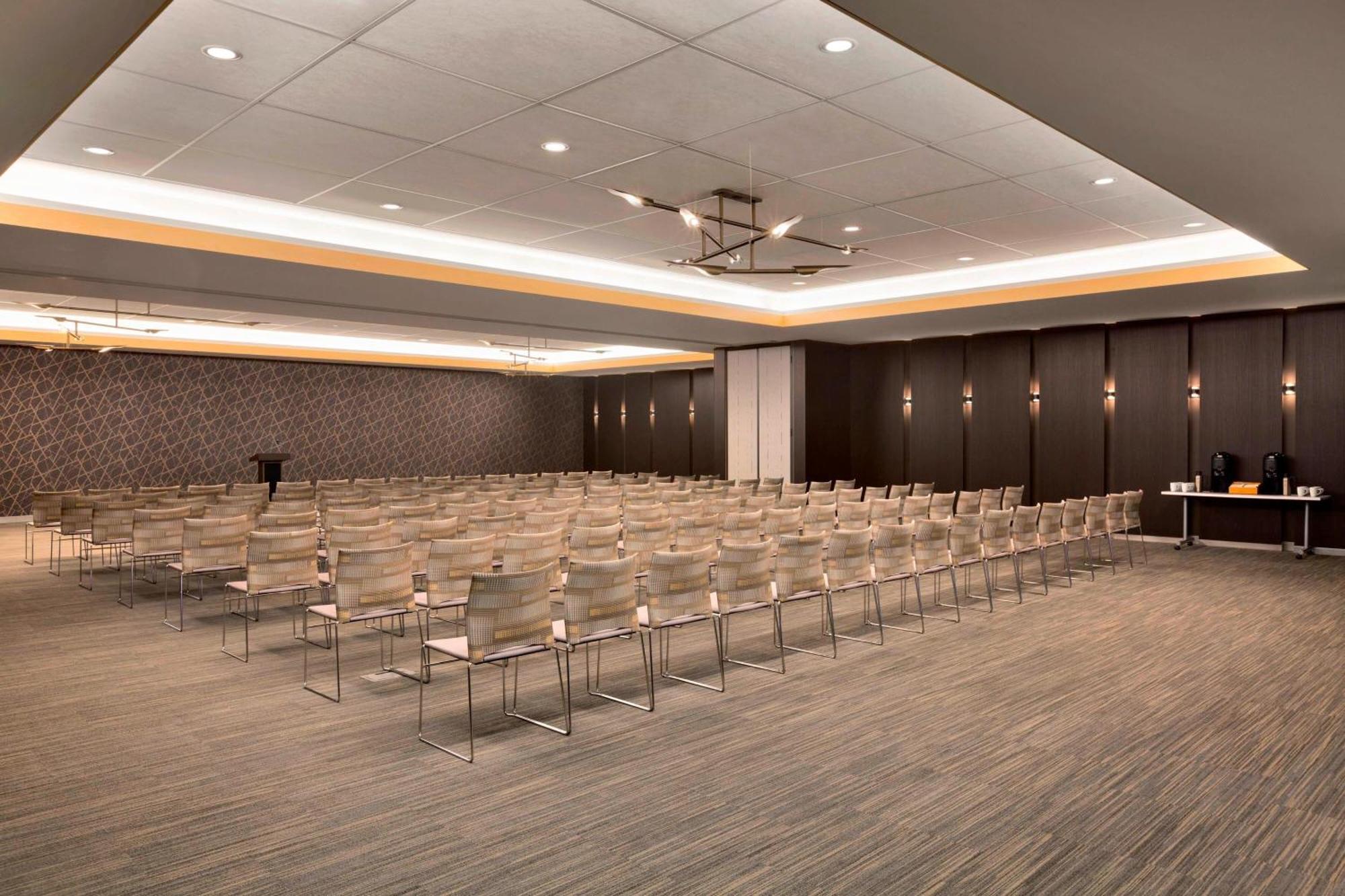 Aloft Field Hotel