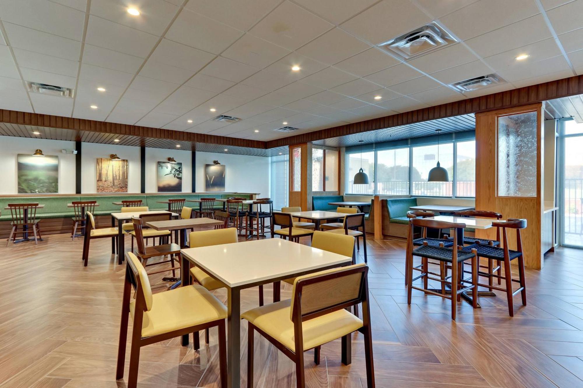 Hotel Fairfield & By Marriott Field 3*
