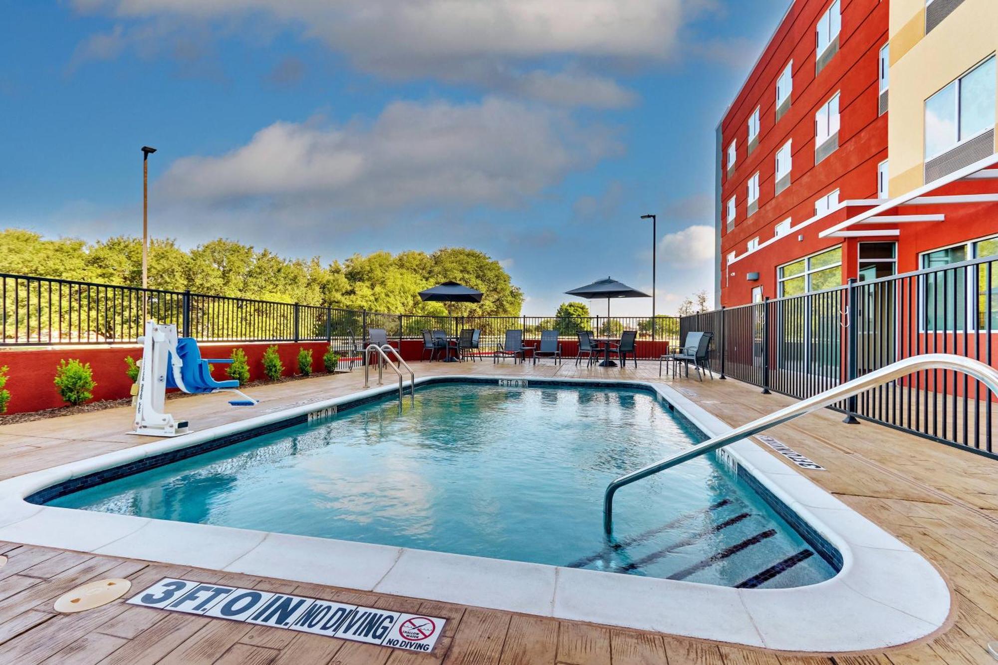 Fairfield & By Marriott Field 3*