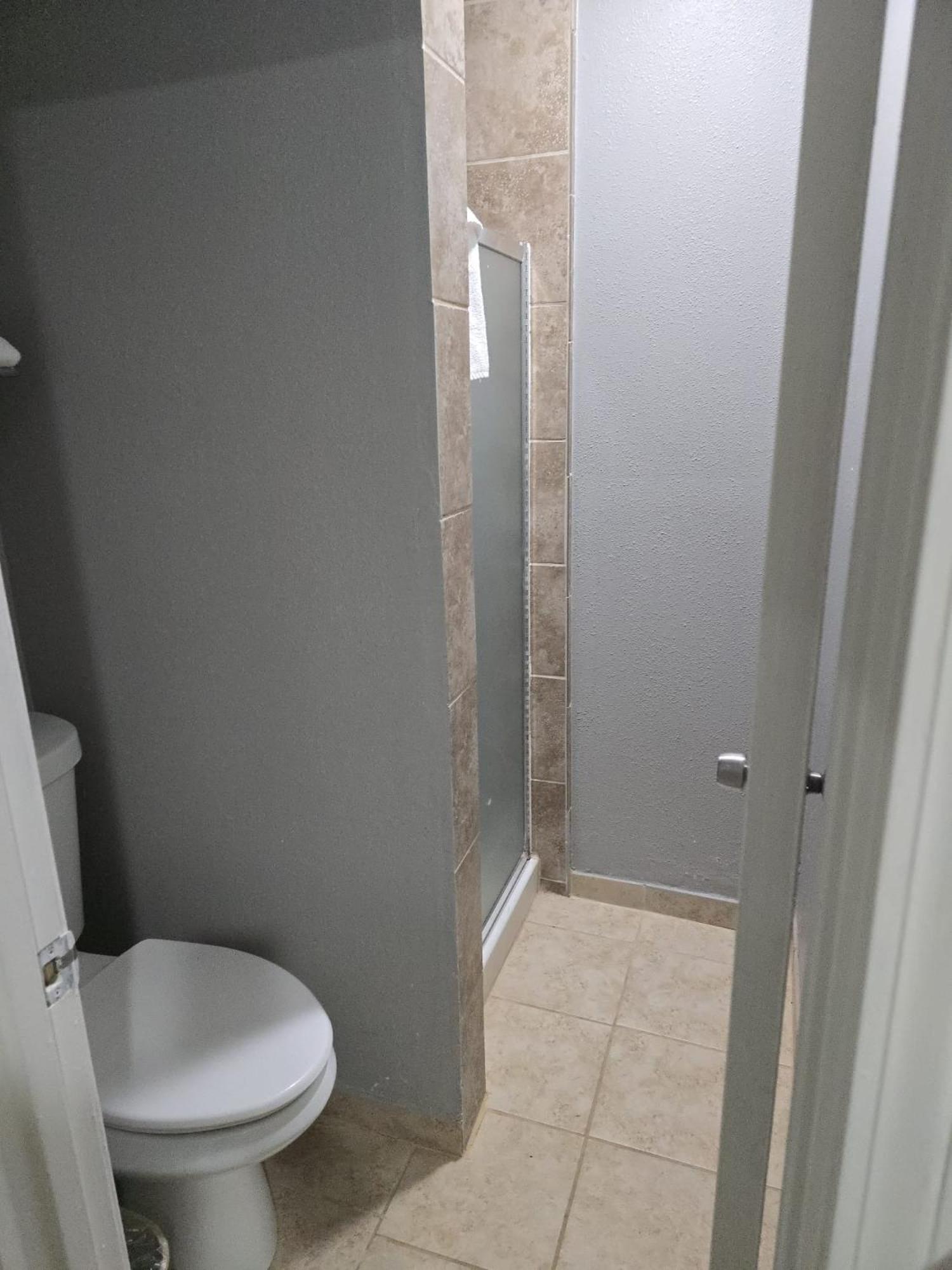 Living At 7900 Llc Apartment *