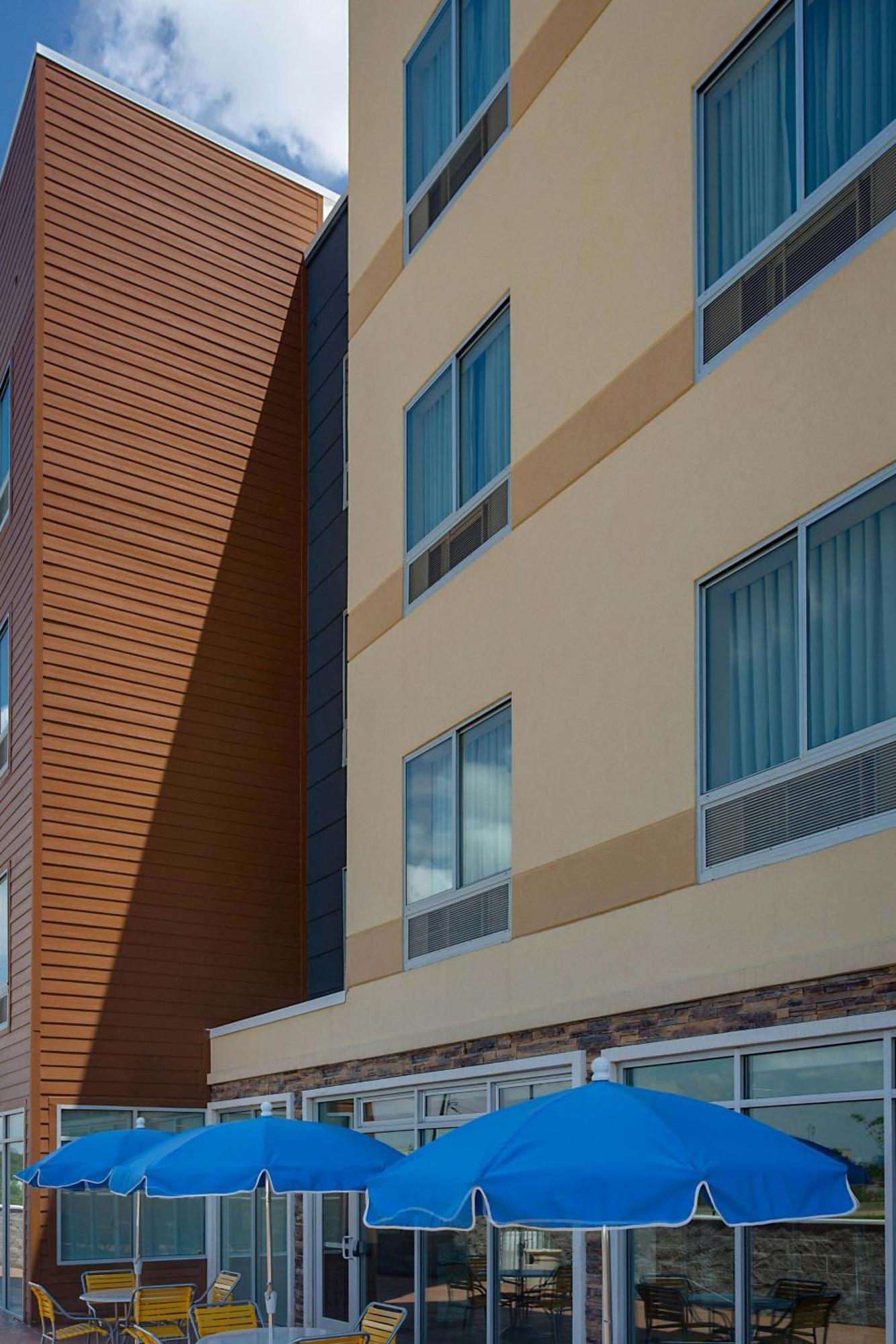 Fairfield & By Marriott West/i-30 Hotel 3*