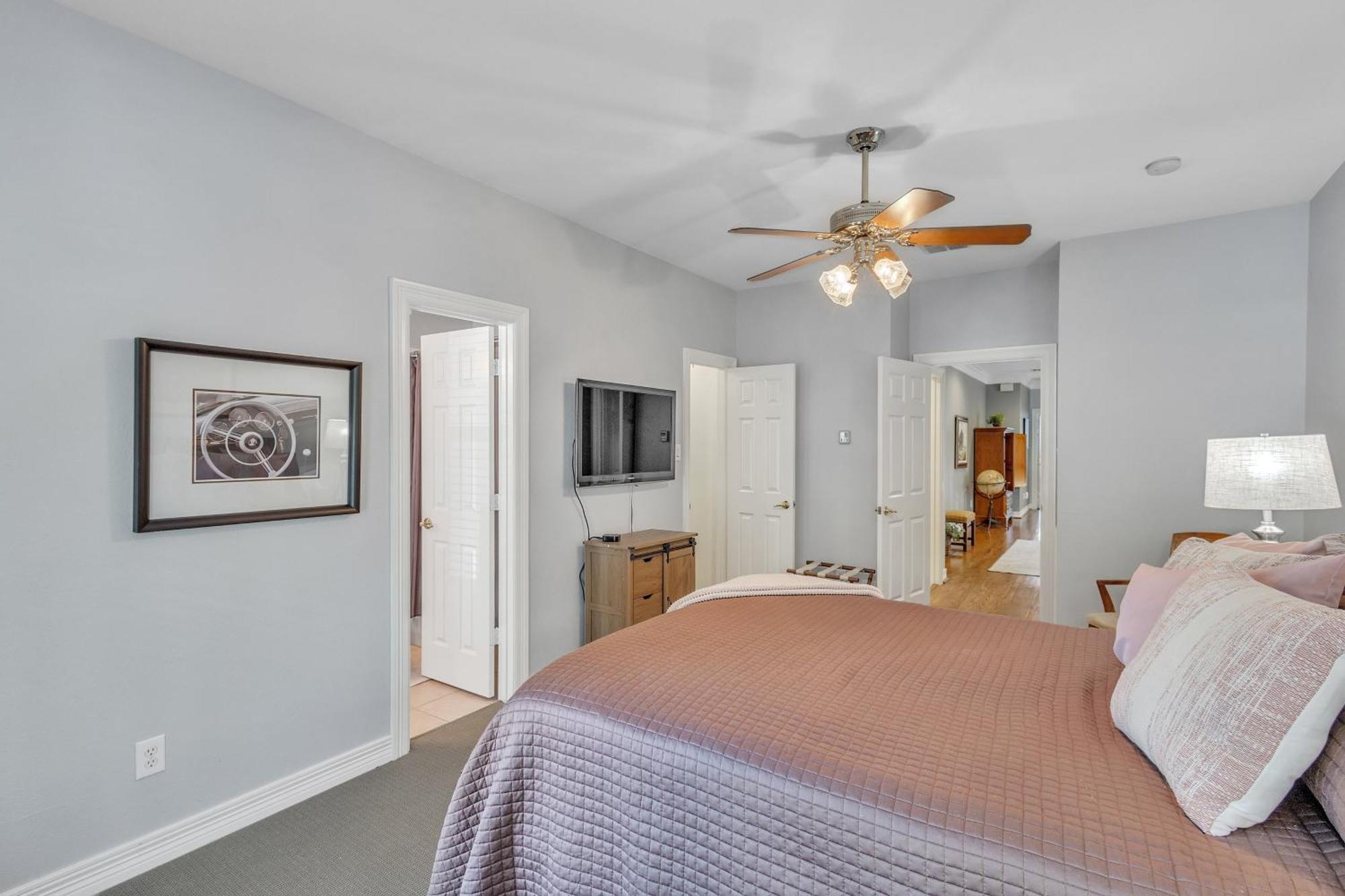 Spacious Urban Uptown Retreat Townhouse *