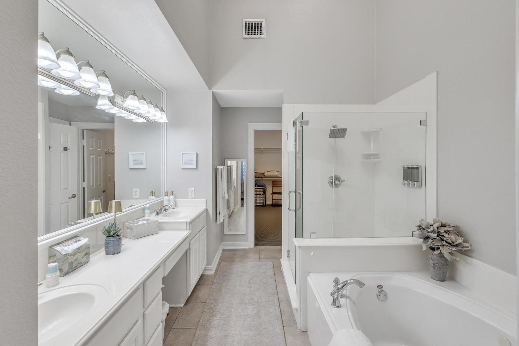 Spacious Urban Uptown Retreat Townhouse