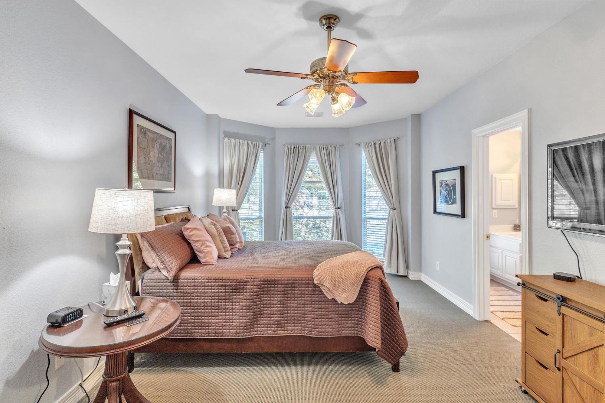Spacious Urban Uptown Retreat Townhouse Holiday home
