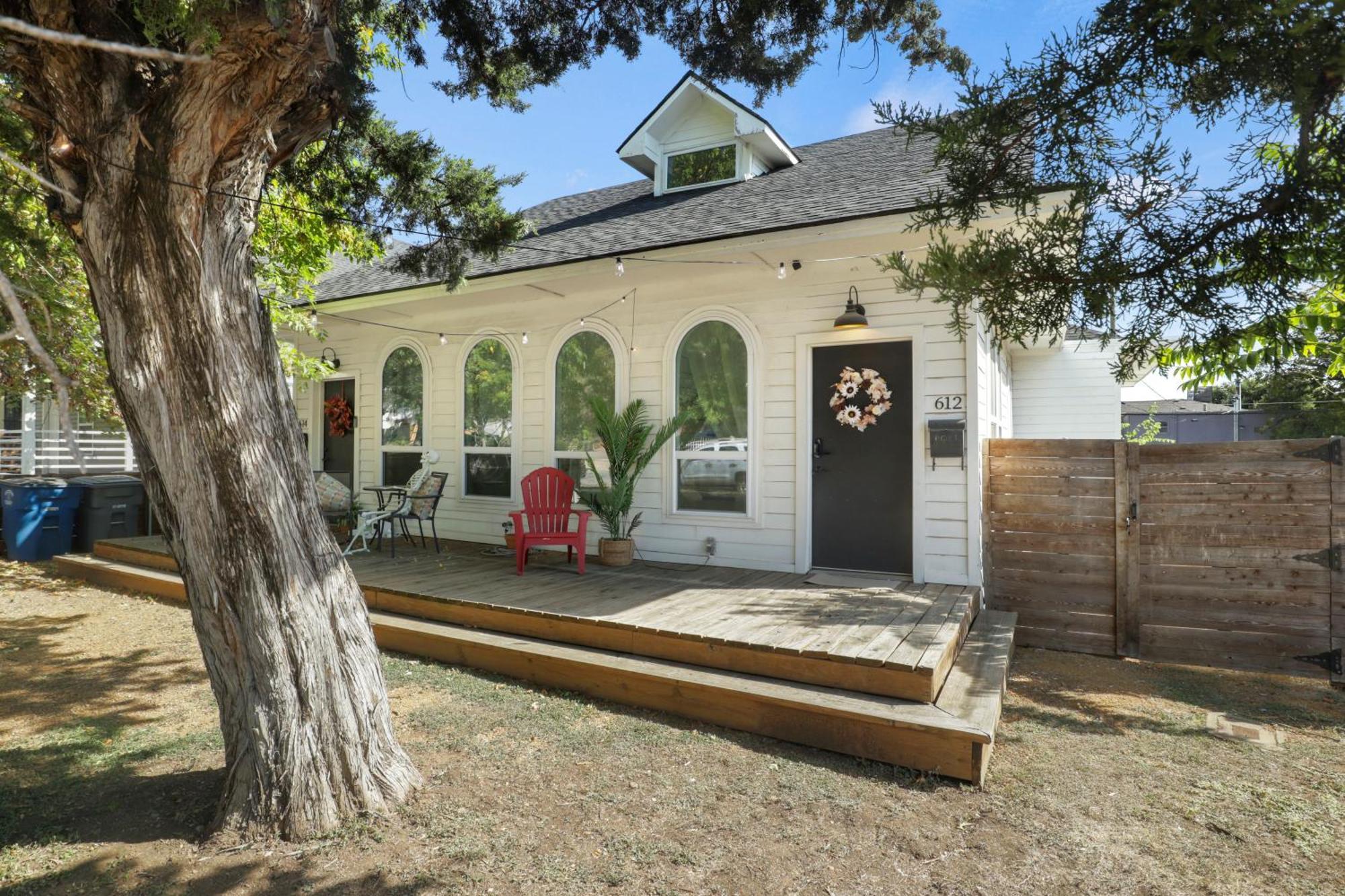 Bishop Arts District Boho Cinema House Holiday home *