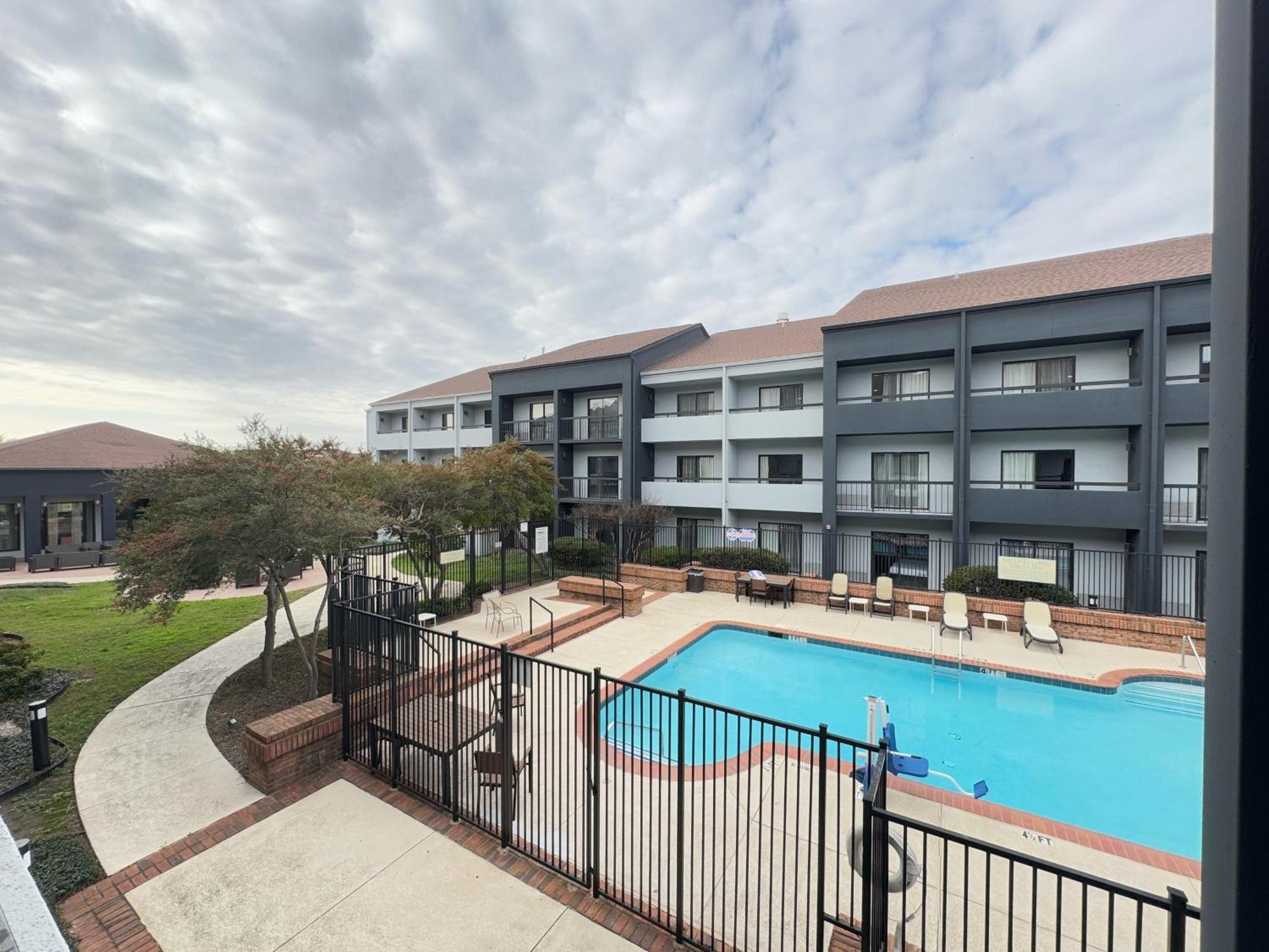 Hotel Super 8 By Wyndham Field Airport