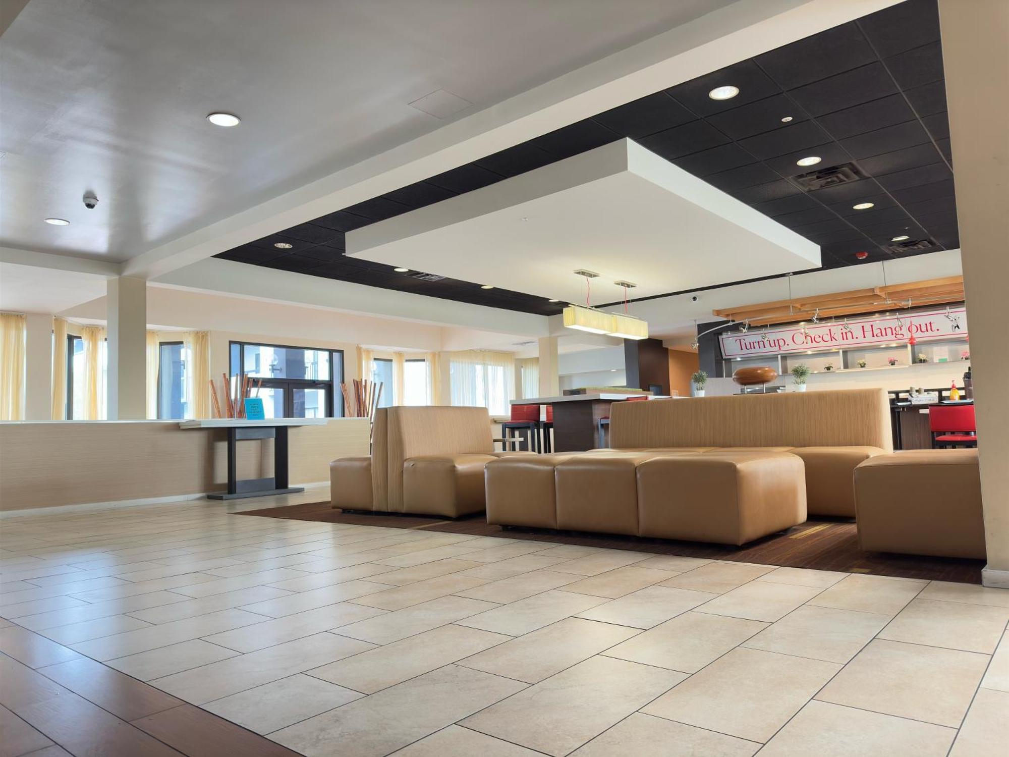 Super 8 By Wyndham Field Airport Hotel 2*